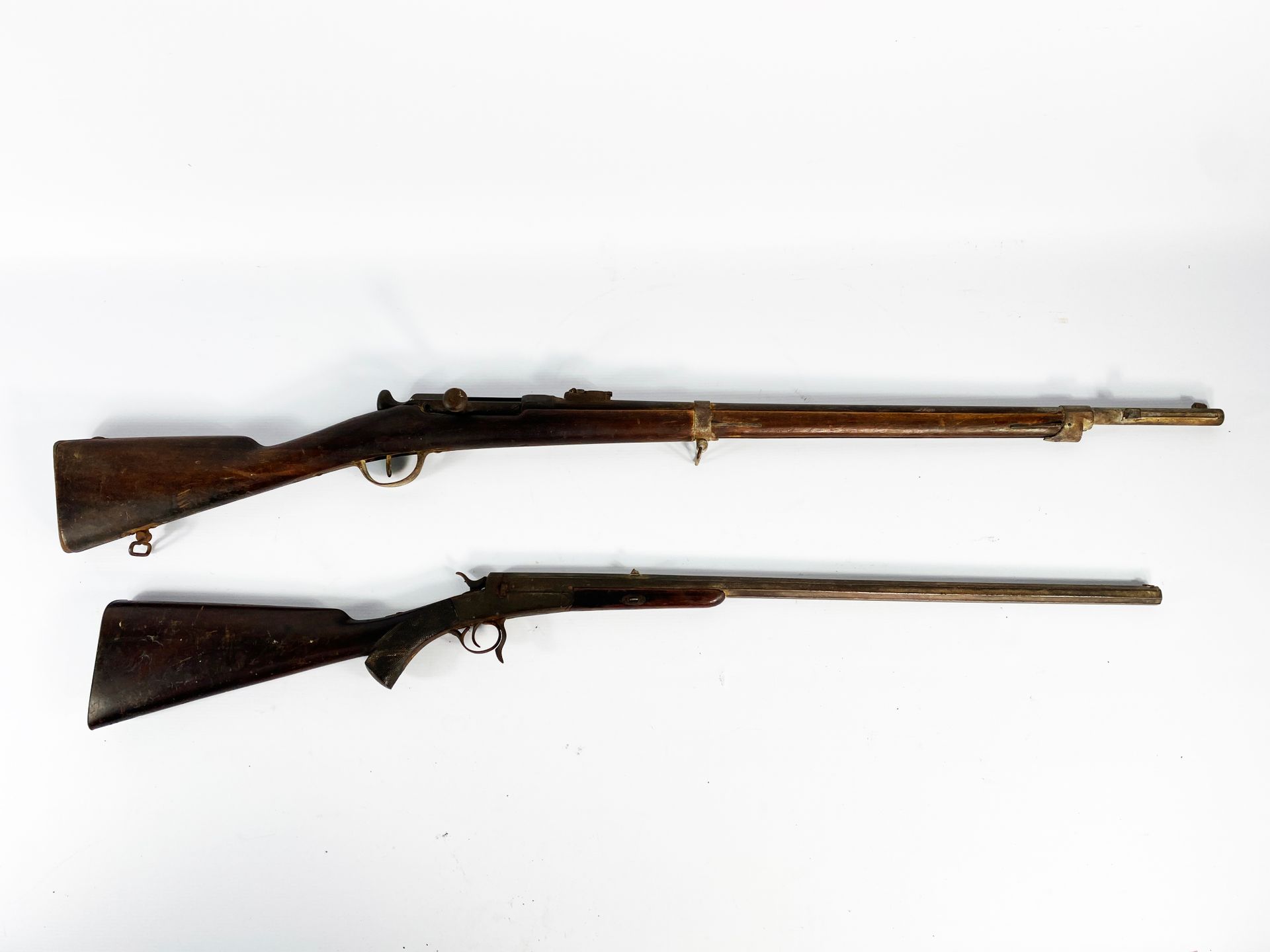 Null Ensemble de deux armes d’épaule.
Comprenant 
Un fusil type 1866 Chassepot s&hellip;