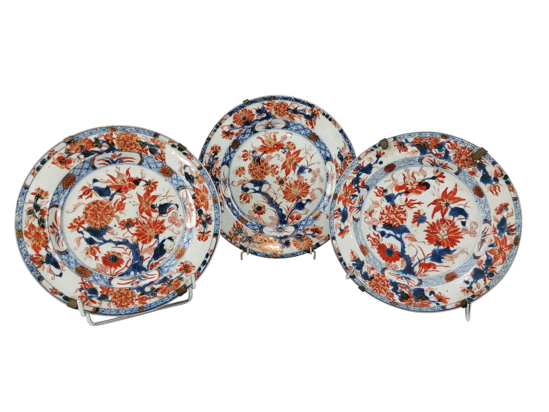 Null JAPON, XIXème siècle 
3 assiettes en porcelaine à décor rouge, bleu et or d&hellip;