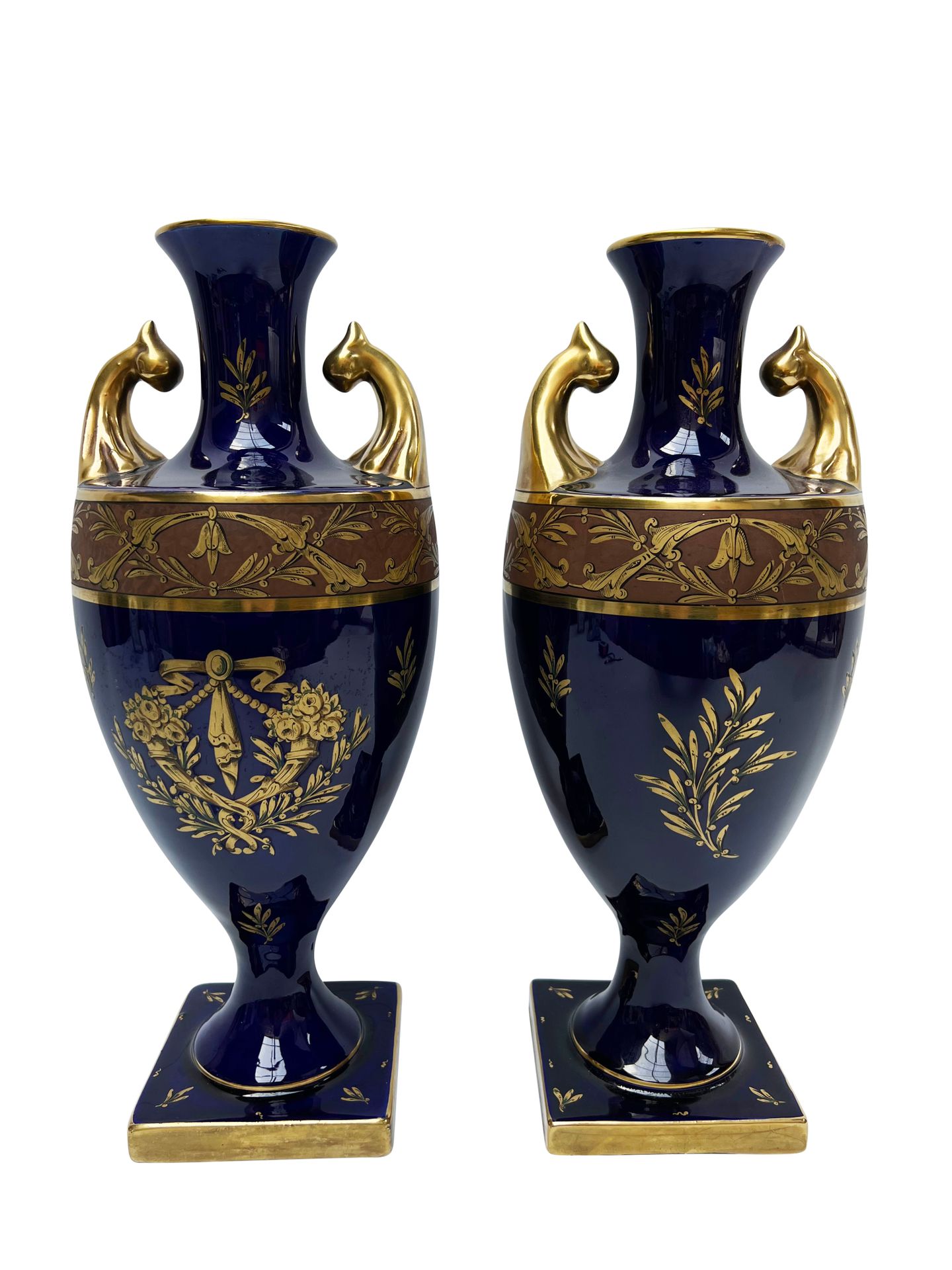 Null 19世纪末-20世纪初的作品
一对在方形底座上有两个把手的午夜蓝色彩绘瓷器的阳台花瓶，上部装饰着棕色背景上的镀金叶子的楣，悬着一个丰饶的角的图案。
金&hellip;