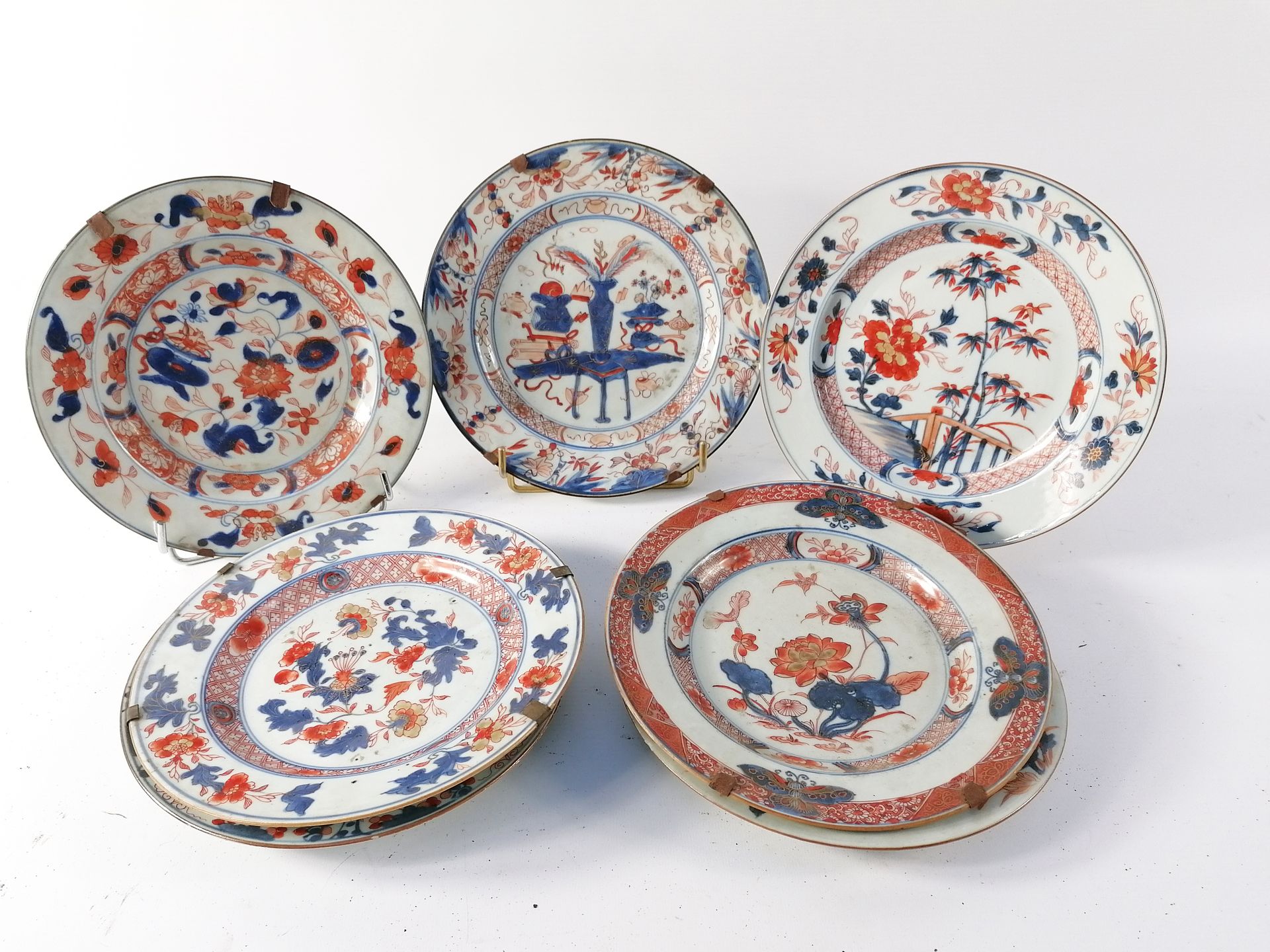 Null JAPON, XIXème siècle
Ensemble de 7 assiettes en porcelaine à décor bleu, ro&hellip;