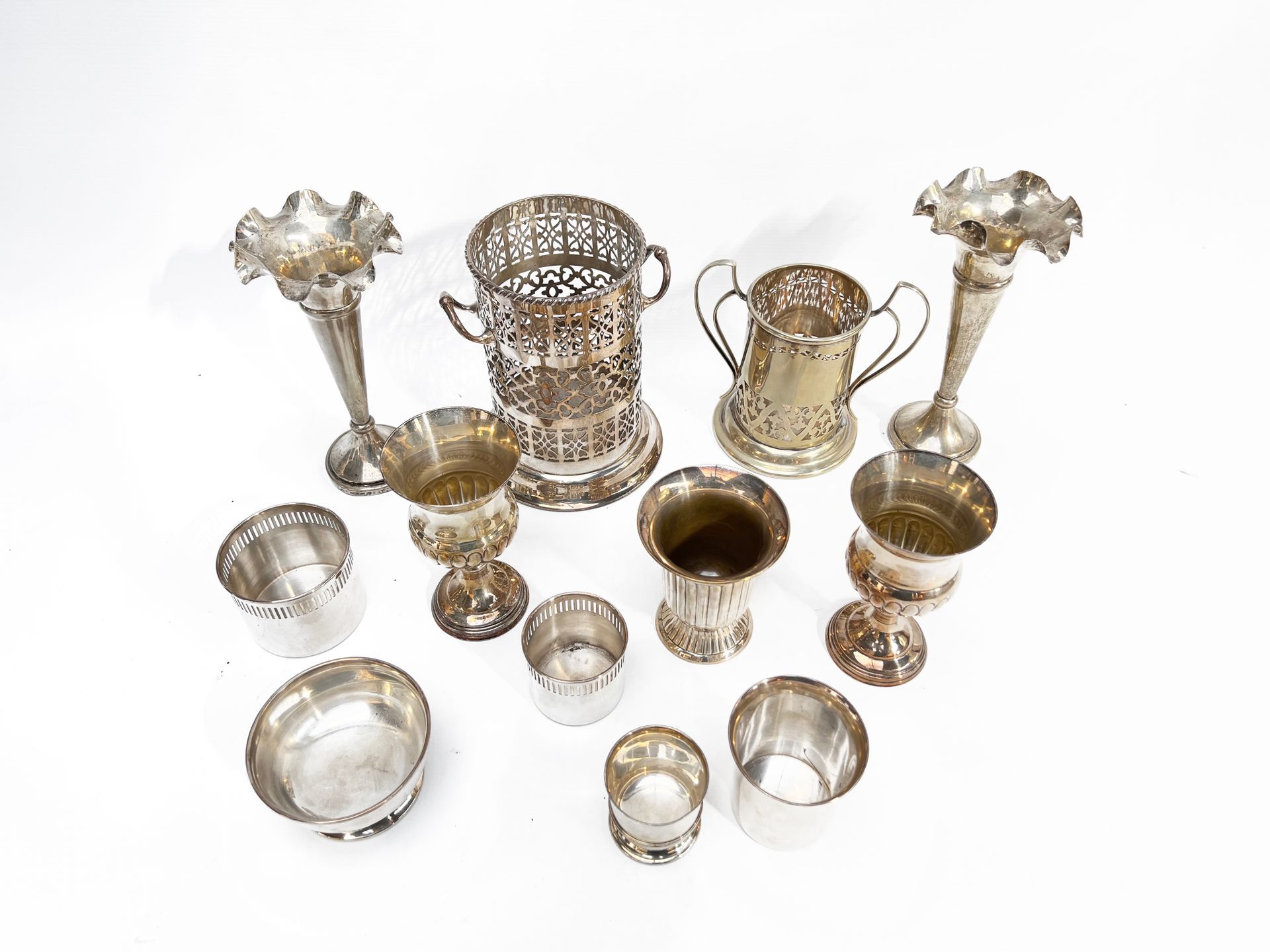 Null Ensemble de pièces de formes diverses en métal argenté dont vases, timbales&hellip;