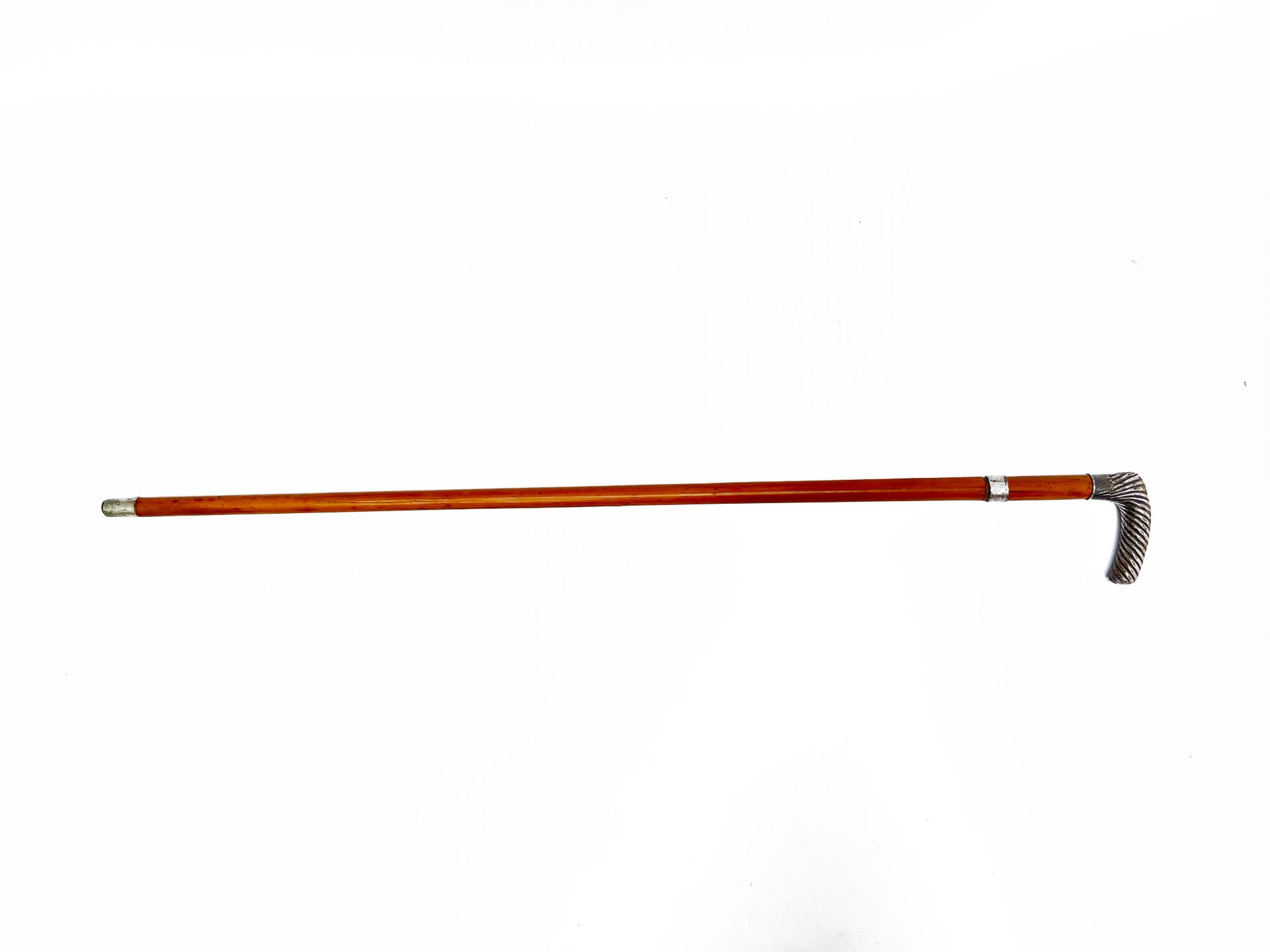 Null Canne-épée à pommeau en métal argenté cannelé.
L. Canne. : 88 cm 
L. Épée. &hellip;