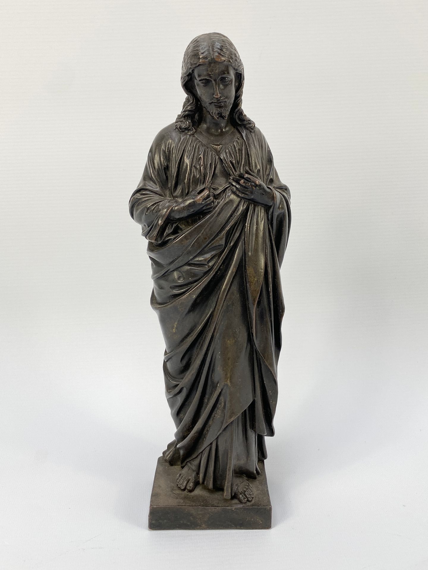 Null Ecole du XIXème siècle
Christ
Epreuve en bronze à patine brune
H. : 30 cm.
&hellip;
