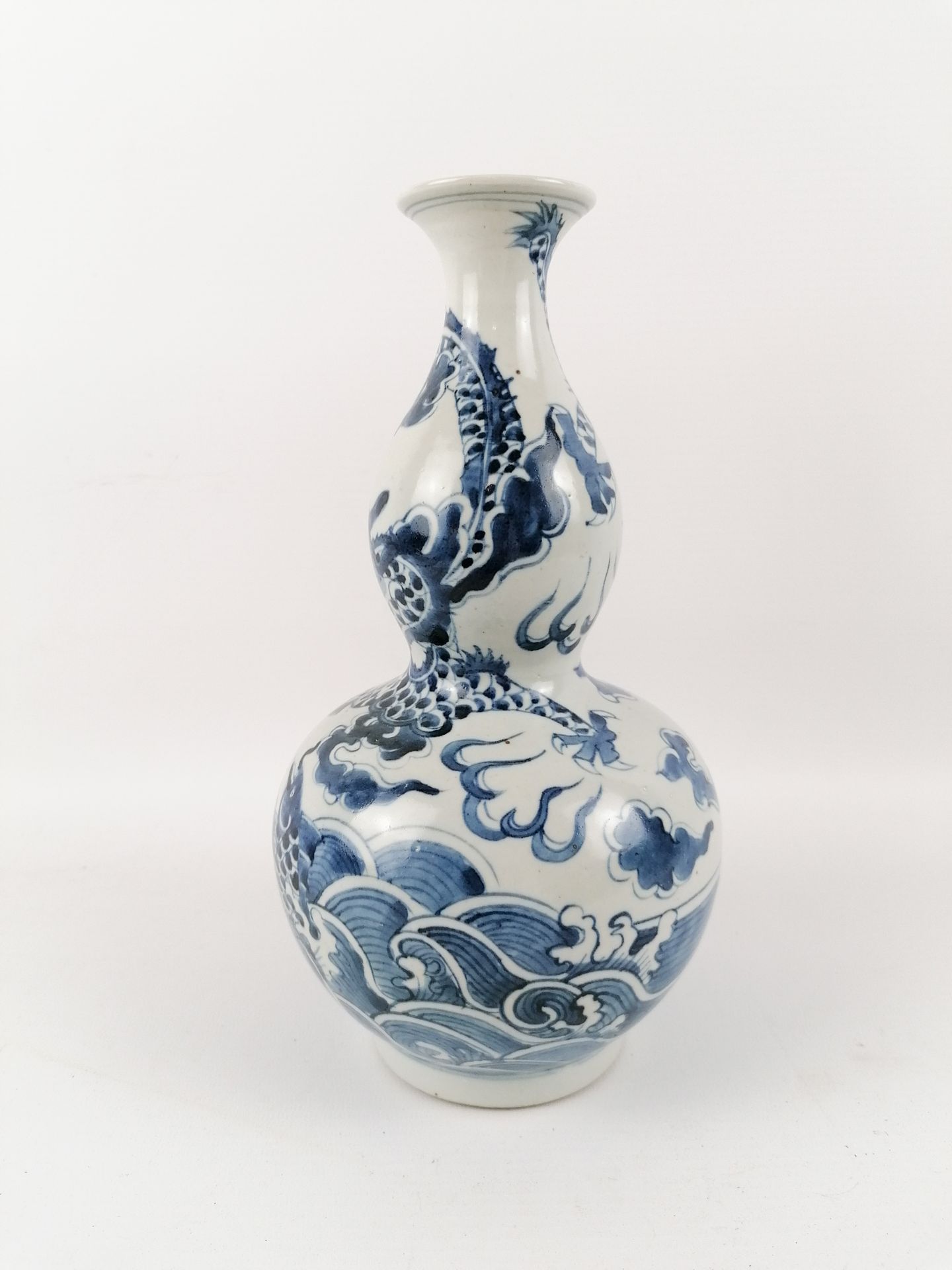 Null CHINA, siglo XIX
Jarrón doble de porcelana esmaltada con decoración en azul&hellip;
