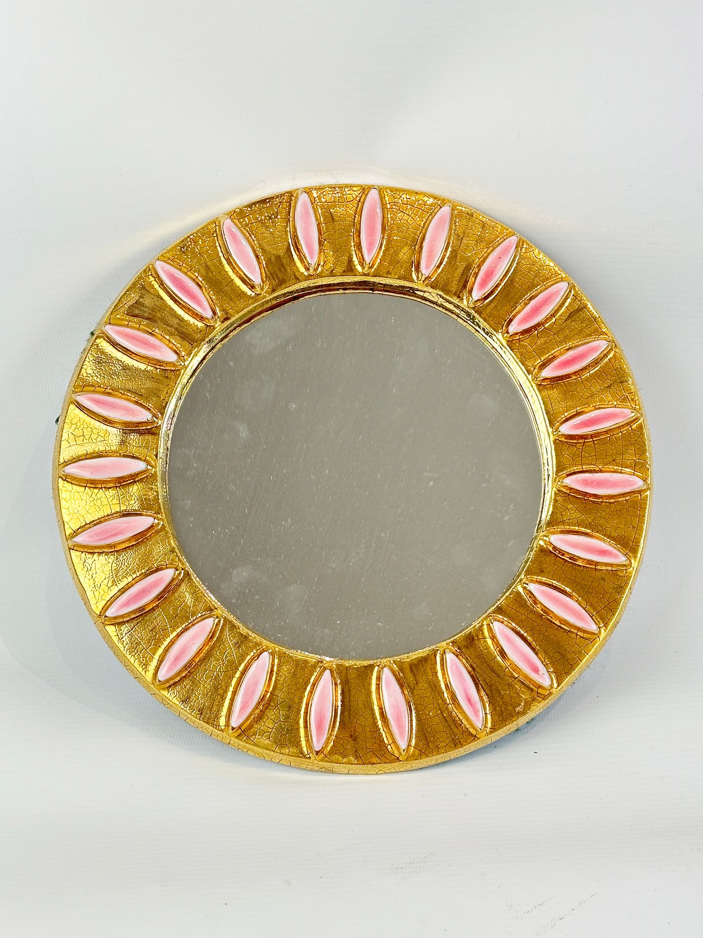 Null 米特-埃斯佩尔特（1923-2020）
圆形壁镜，约 1954 年，摩纳哥款式，冲压陶器，粉色和金色珐琅，带裂纹效果
D.长 26 厘米。
(缺环，毡&hellip;