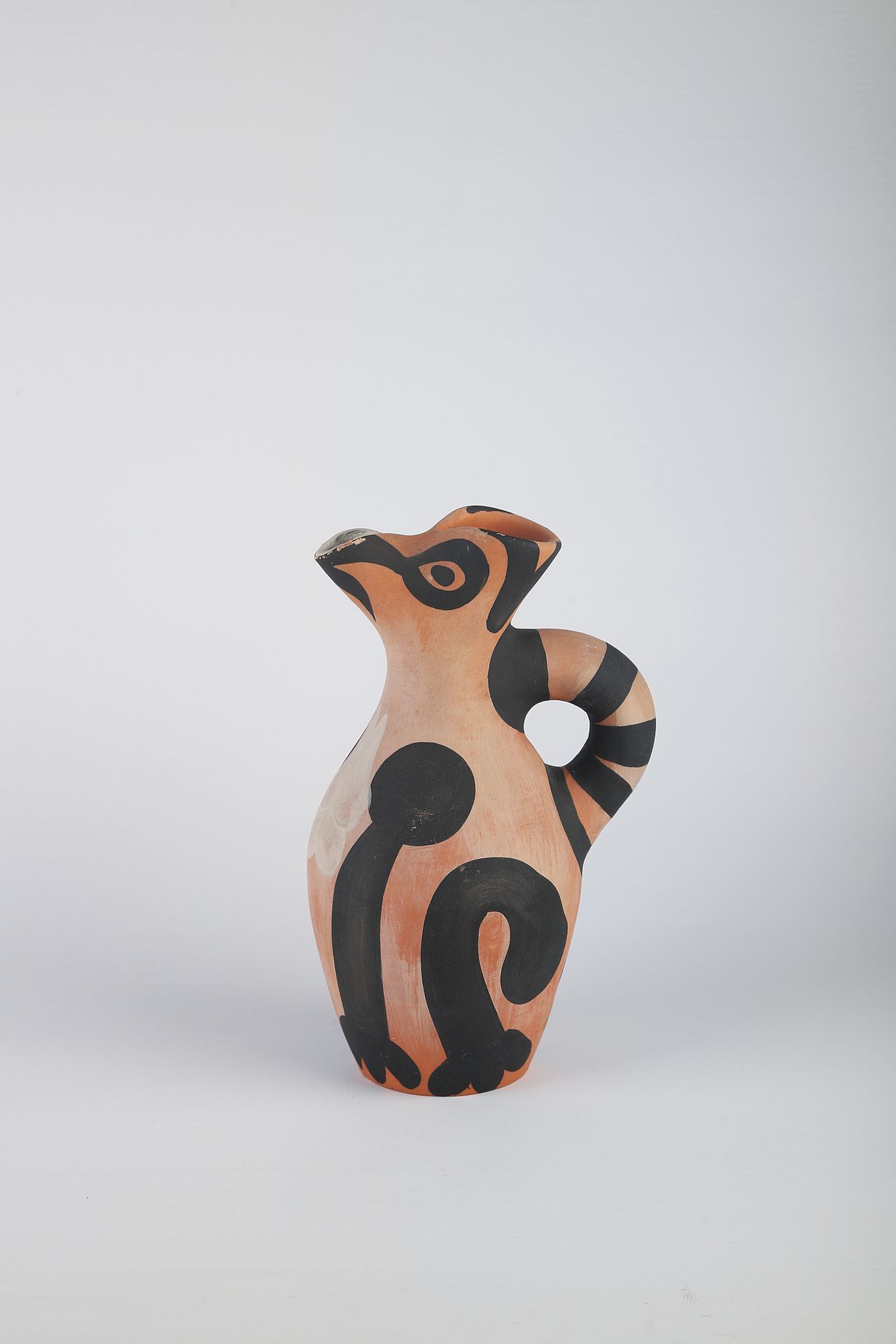 Null 巴勃罗-皮卡索（1881-1973 年）--马杜拉
"Pichet Yan"，1952 年创作的模型。车削壶。红色陶器复制品，有土坯装饰。黑白两色（小&hellip;