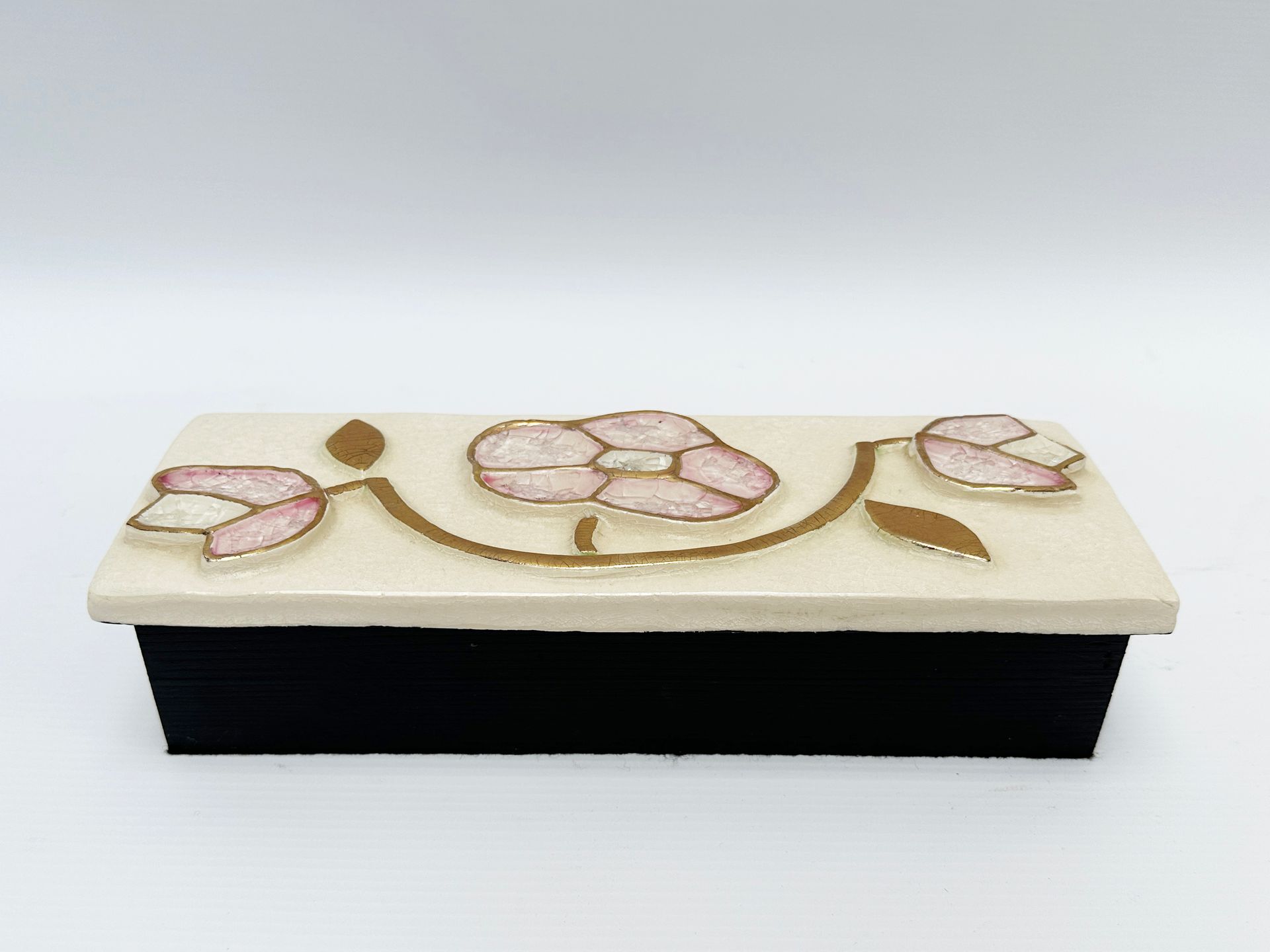 Null 米特-埃斯佩尔特（1923-2020）
长方形盒子，约 1965 年，带象牙色、粉色和碎金色珐琅彩陶盖，底座为黑漆木质
长：27 厘米- 深：10 厘&hellip;