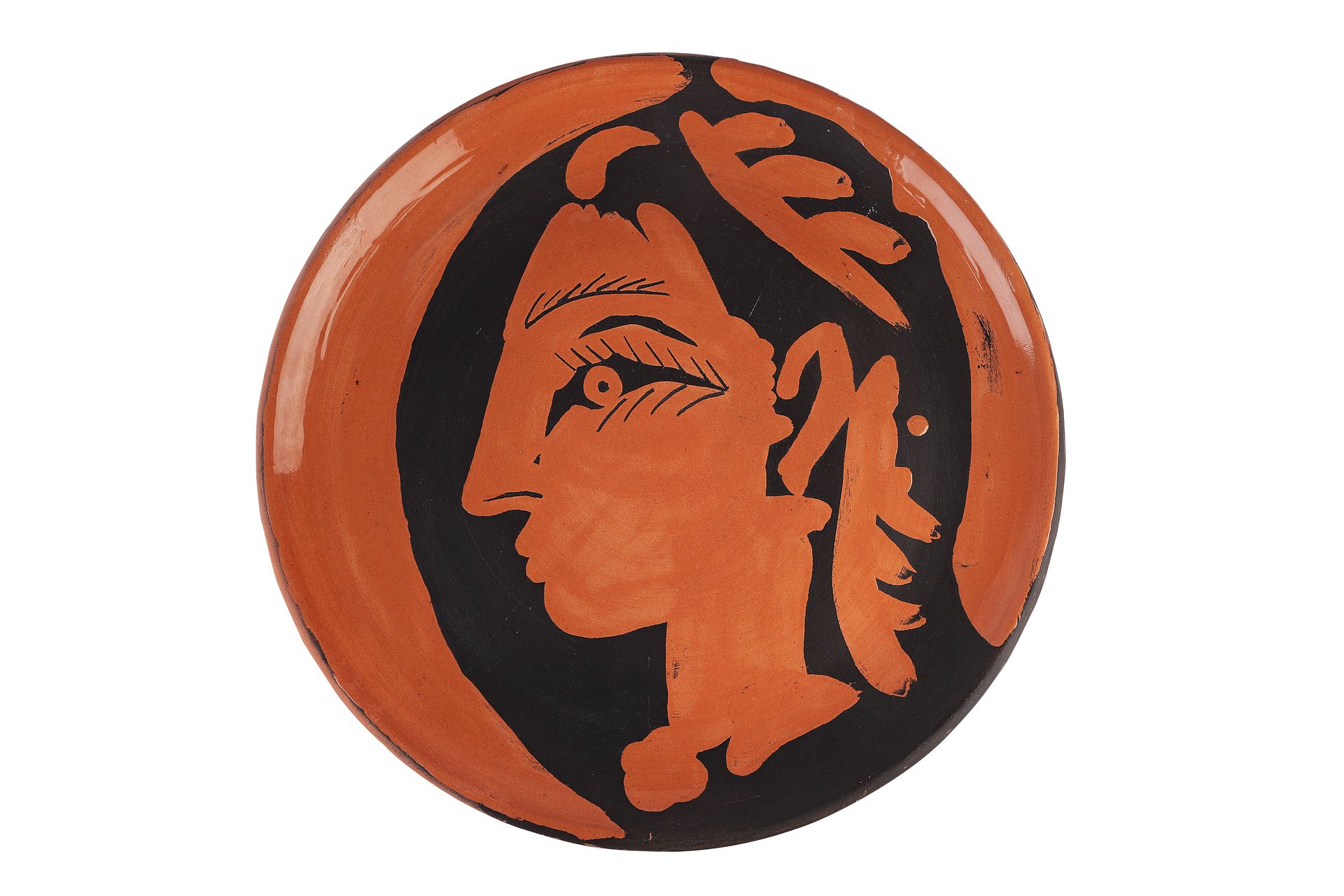 Null 巴勃罗-皮卡索（1881-1973 年）--马杜拉
"杰奎琳的轮廓"，1962 年创作的模型。旋转圆盘。红色陶器复制品，釉面上有刀刻纹饰和黑色铜锈。红&hellip;