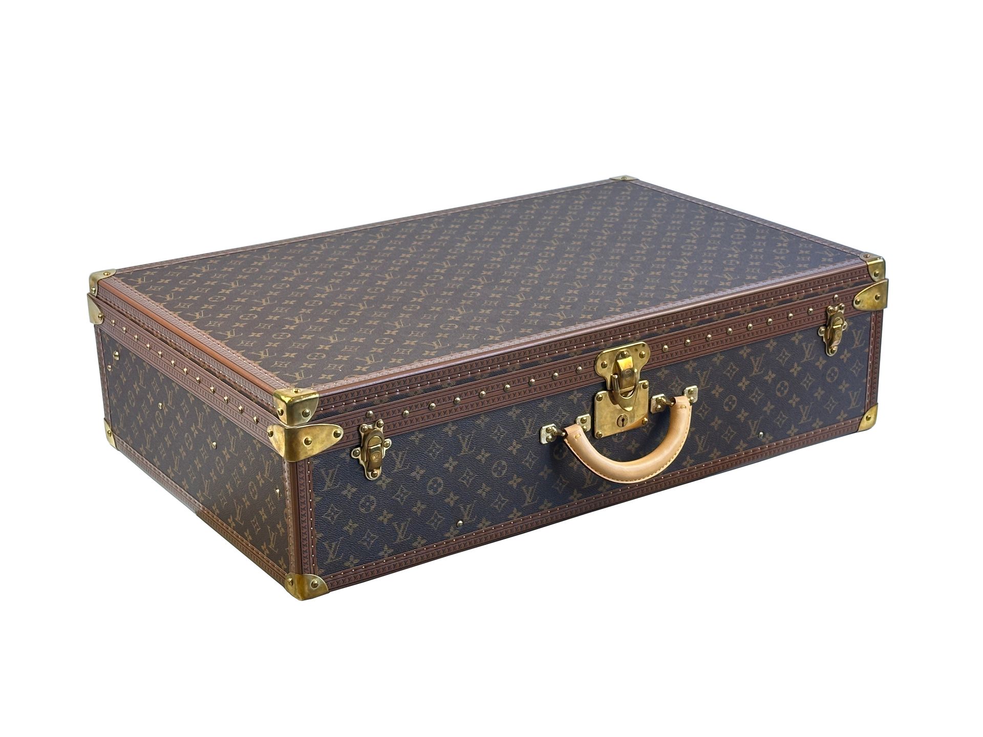Null 路易威登
Alzer "手提箱，饰有字母图案的涂层帆布，菱形边缘，镀金金属边角，手柄覆盖米色皮革。
箱锁上标有 "路易威登法国制造 "字样，编号为 "&hellip;