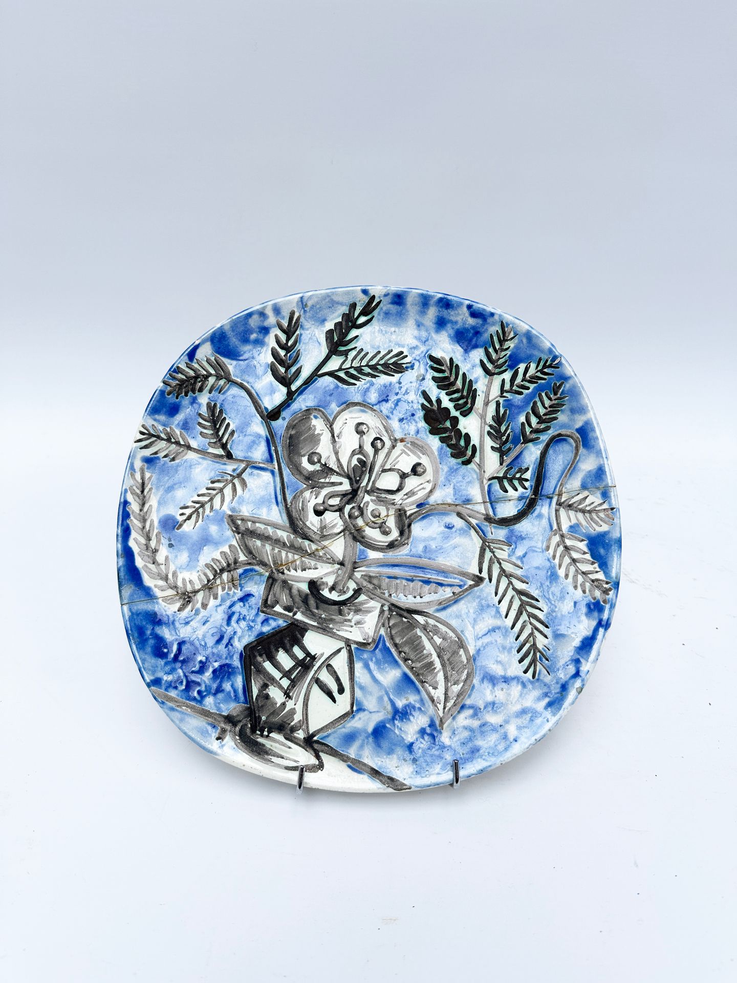 Null 巴勃罗-皮卡索（1881-1973 年） 马杜拉（陶瓷艺术家）
"花束花瓶"，模型创作于 1956 年 1 月 22 日。白陶圆方盘，釉下氧化石蜡雕刻&hellip;