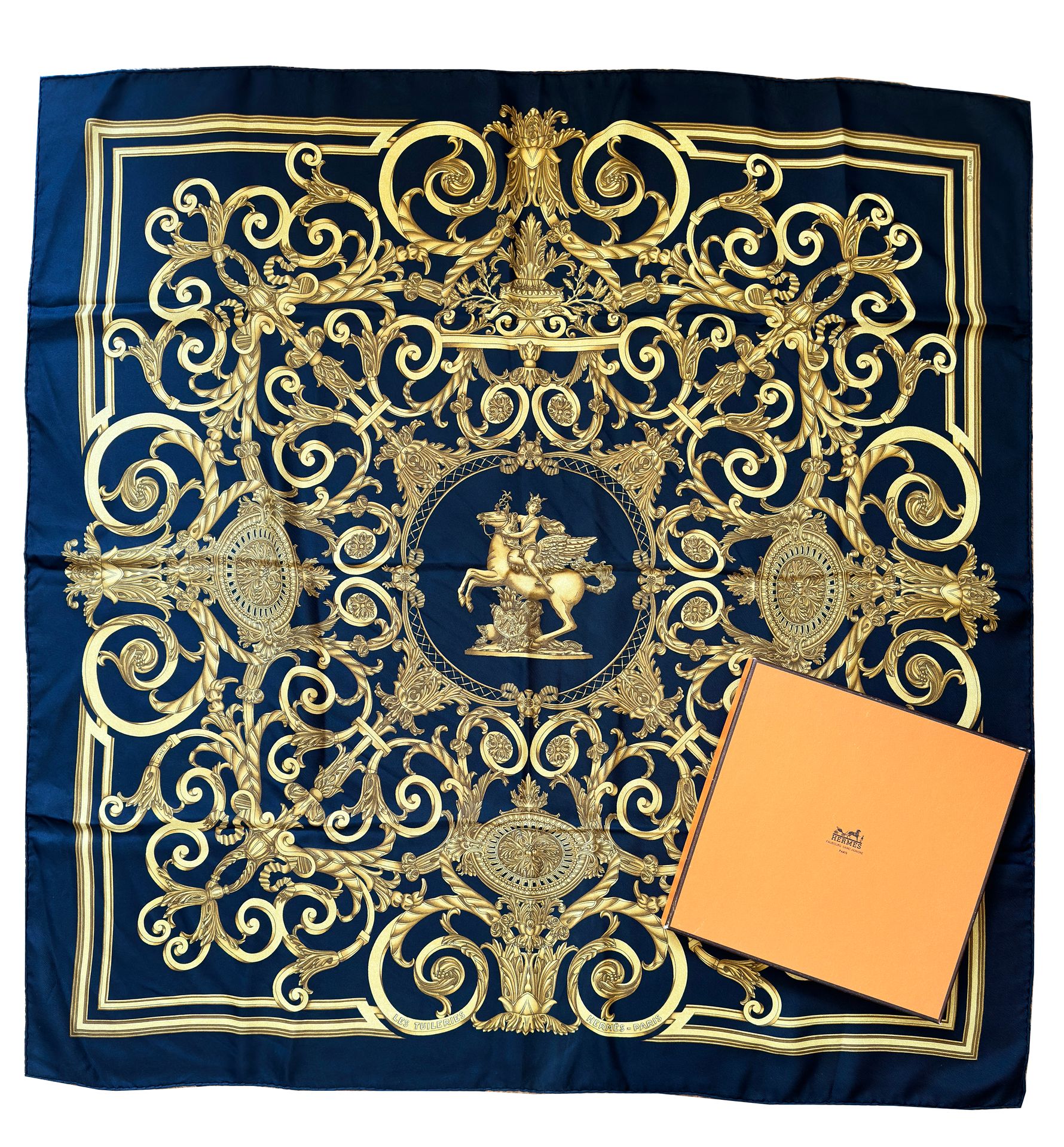 Null 巴黎爱马仕
黑色和金色 "Les Tuileries "真丝斜纹方巾，根据 Joachim Metz 的设计制作。
尺寸：90 x 90 厘米
包装盒&hellip;