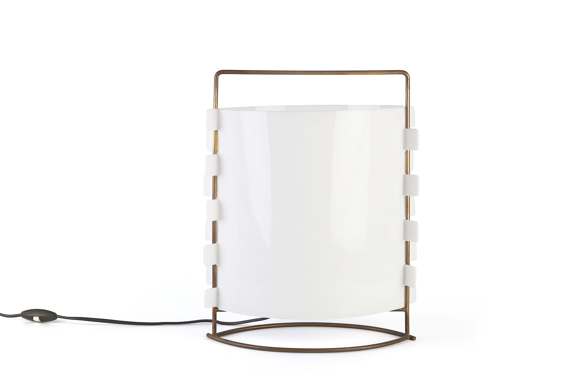 Null 约瑟夫-昂热-莫特（1925-2013）
台灯（M5），约 1960 年制造，底座为黄铜结构，白色有机玻璃板灯泡盖相互交错。
H.高：39 厘米。- &hellip;
