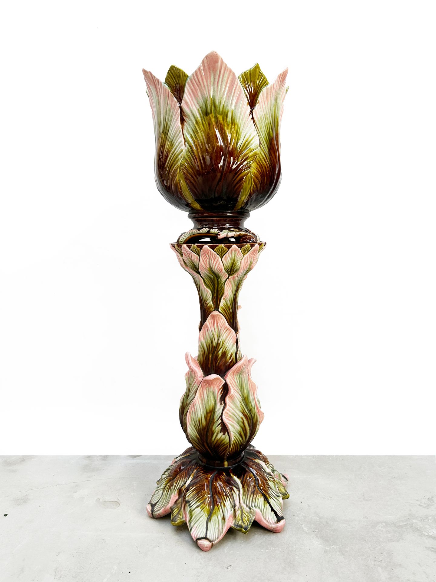 Null Delphin MASSIER（风格） 
	多色珐琅陶瓷花盆和花柱。 
	背面刻有 X 标记，编号 1000。 
	高度：110 厘米（总高度） - &hellip;