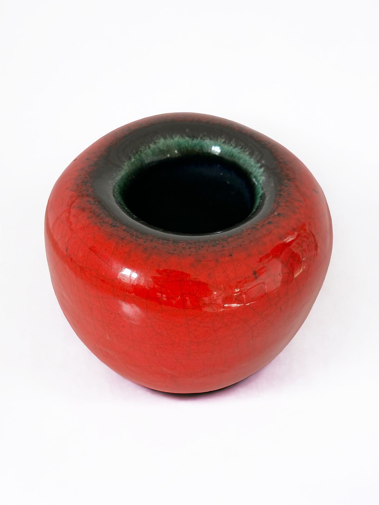 Null 乔治-儒夫（1910-1964 年）
名为 "Galet "的花瓶，约创作于 1957 年，釉陶质地，外红内黑。
署名 Jouve，并有艺术家姓名首字&hellip;