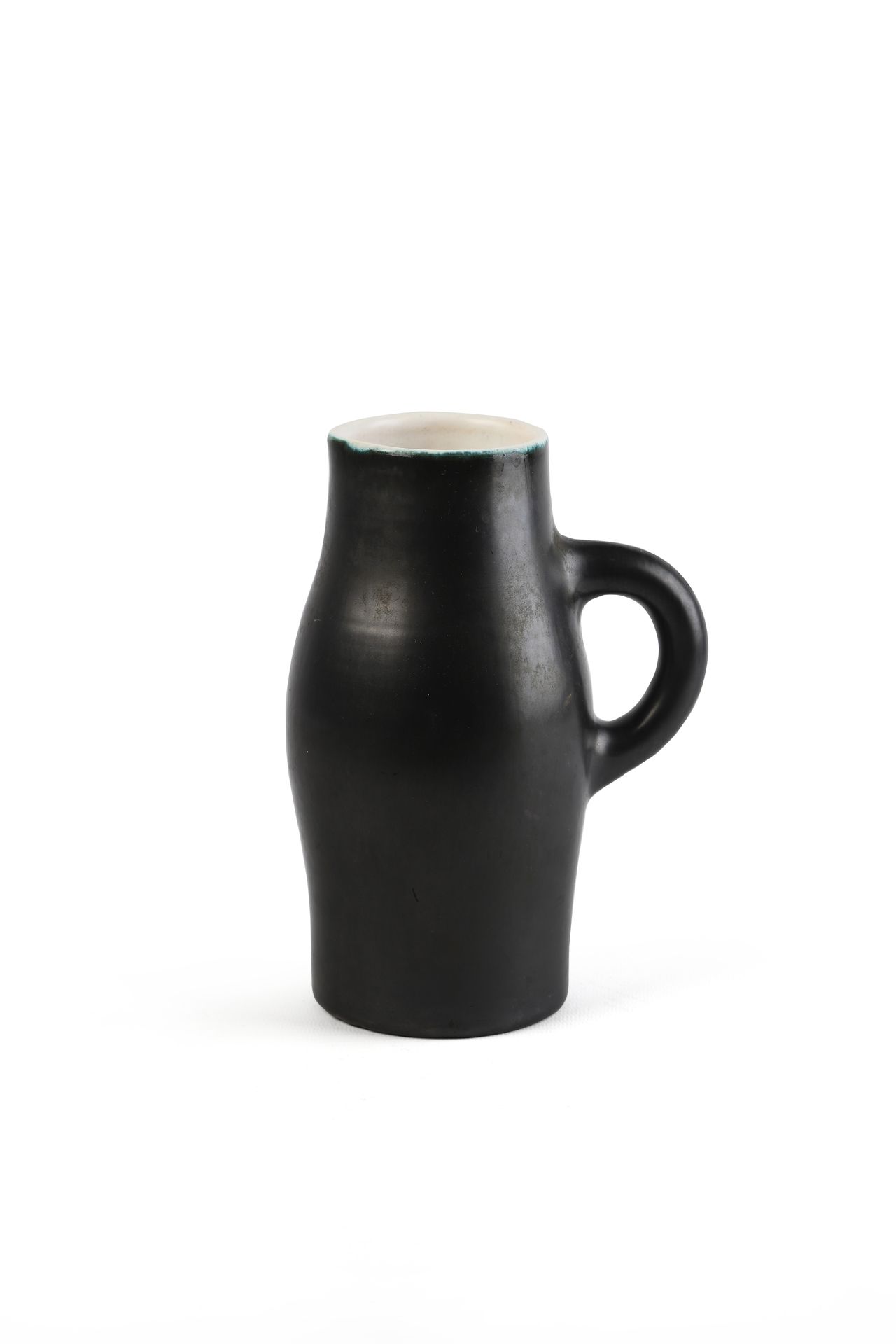 Null Georges JOUVE (1910-1964)
Brocca, 1950 circa, ceramica smaltata nera, inter&hellip;