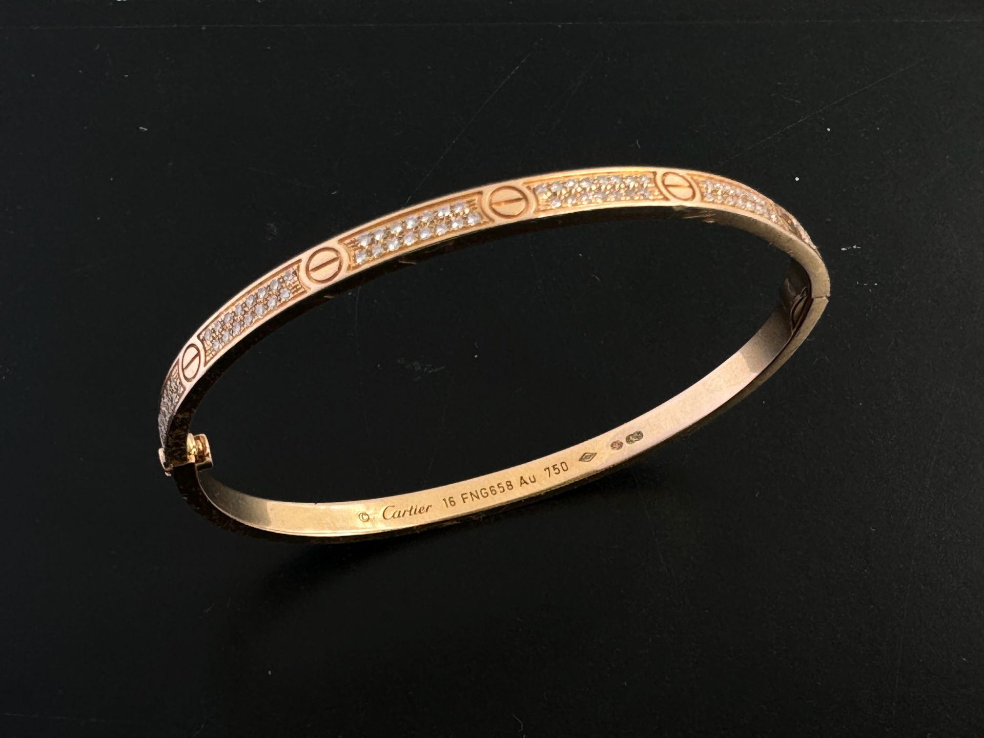 Null CARTIER
Bracelet Love en or rose 18k (750) serti de diamants taillés en bri&hellip;