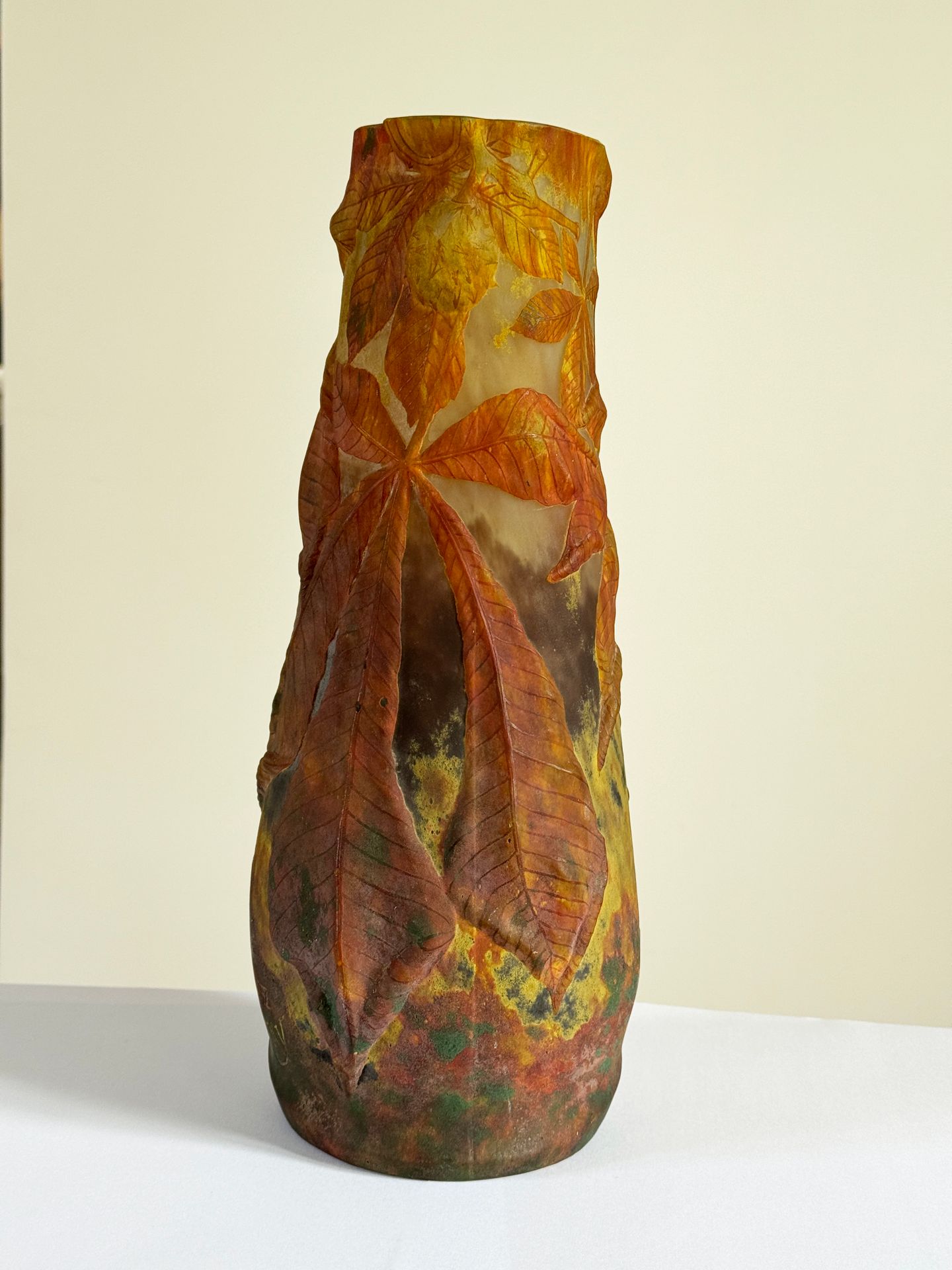 Null DAUM - 南希
栗树 "花瓶，卵形弯曲瓶身，瓶颈呈钩状。棕色和橙黄色多层玻璃底，紫黄色大理石纹。
栗树枝干为 "蛋奶酥 "浮雕，酸蚀刻在原始花岗岩&hellip;