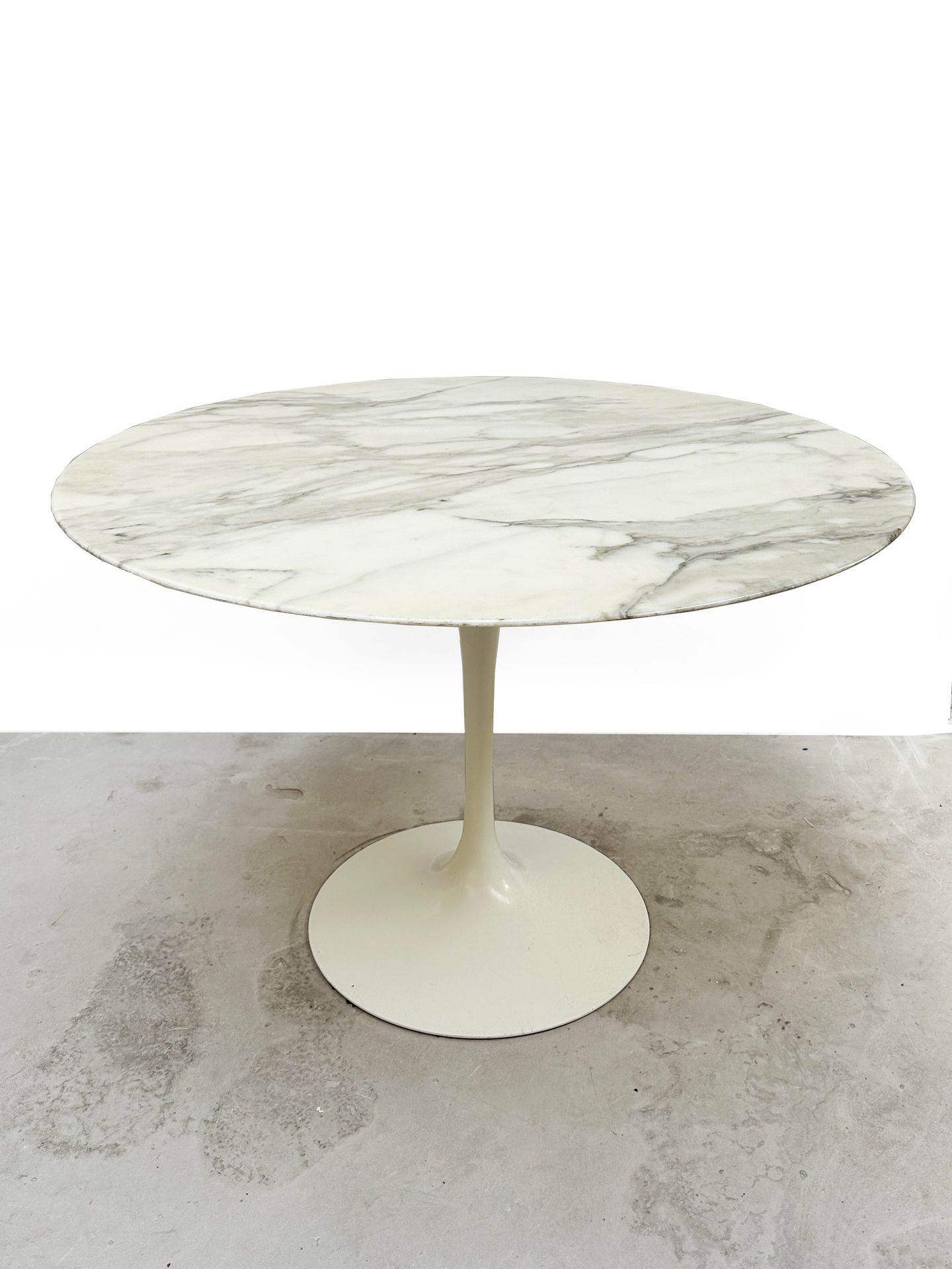 Null 埃罗-萨里宁（1910-1961） 设计师 KNOLL éditeur
圆桌，桌面为卡拉卡塔大理石，中央为白色漆面铸铁 "郁金香 "桌脚
桌腿下有 "&hellip;