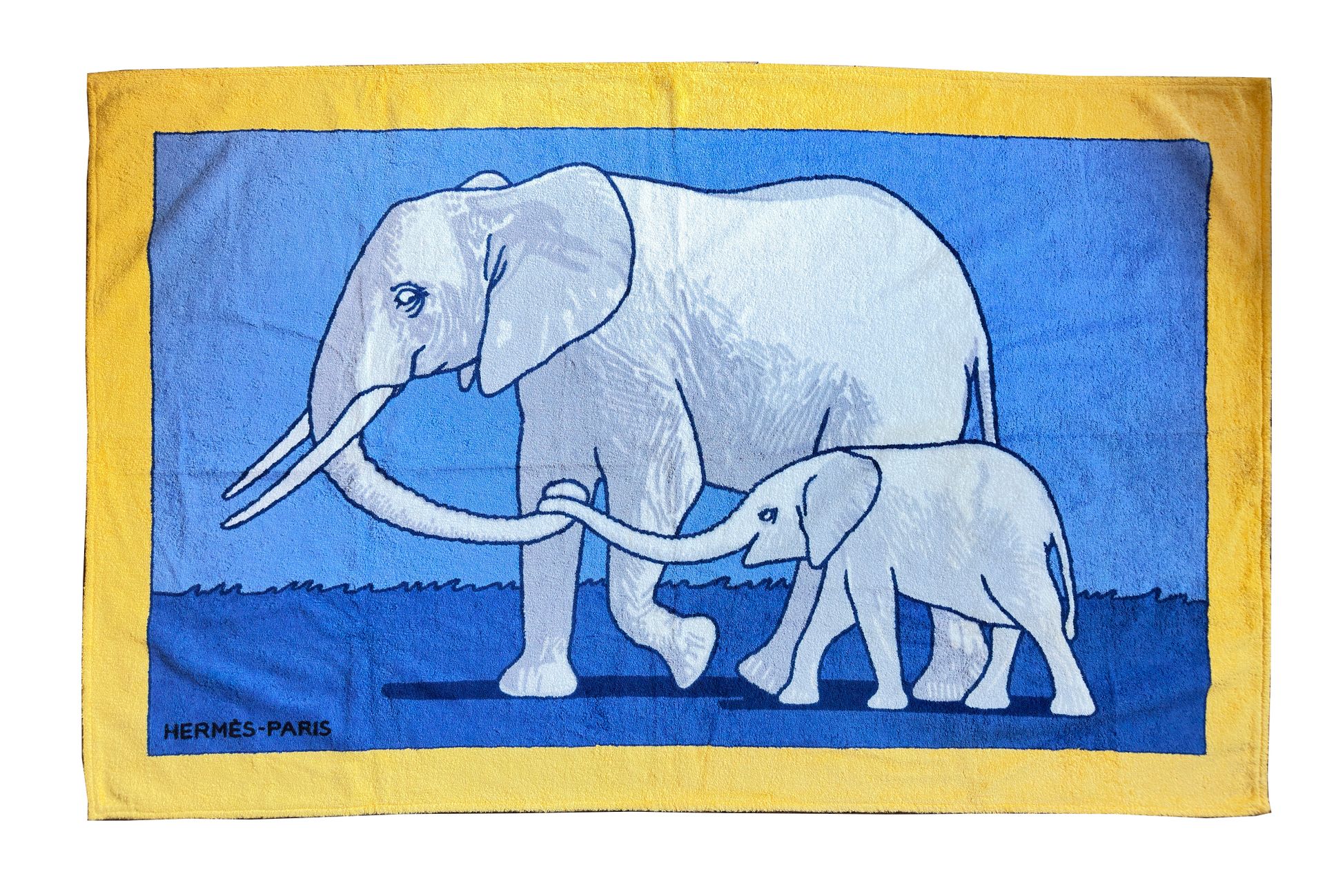 Null 巴黎爱马仕
纯棉毛圈浴巾，蓝色背景，黄色边框，饰有大象和小象。
90 x 150 厘米