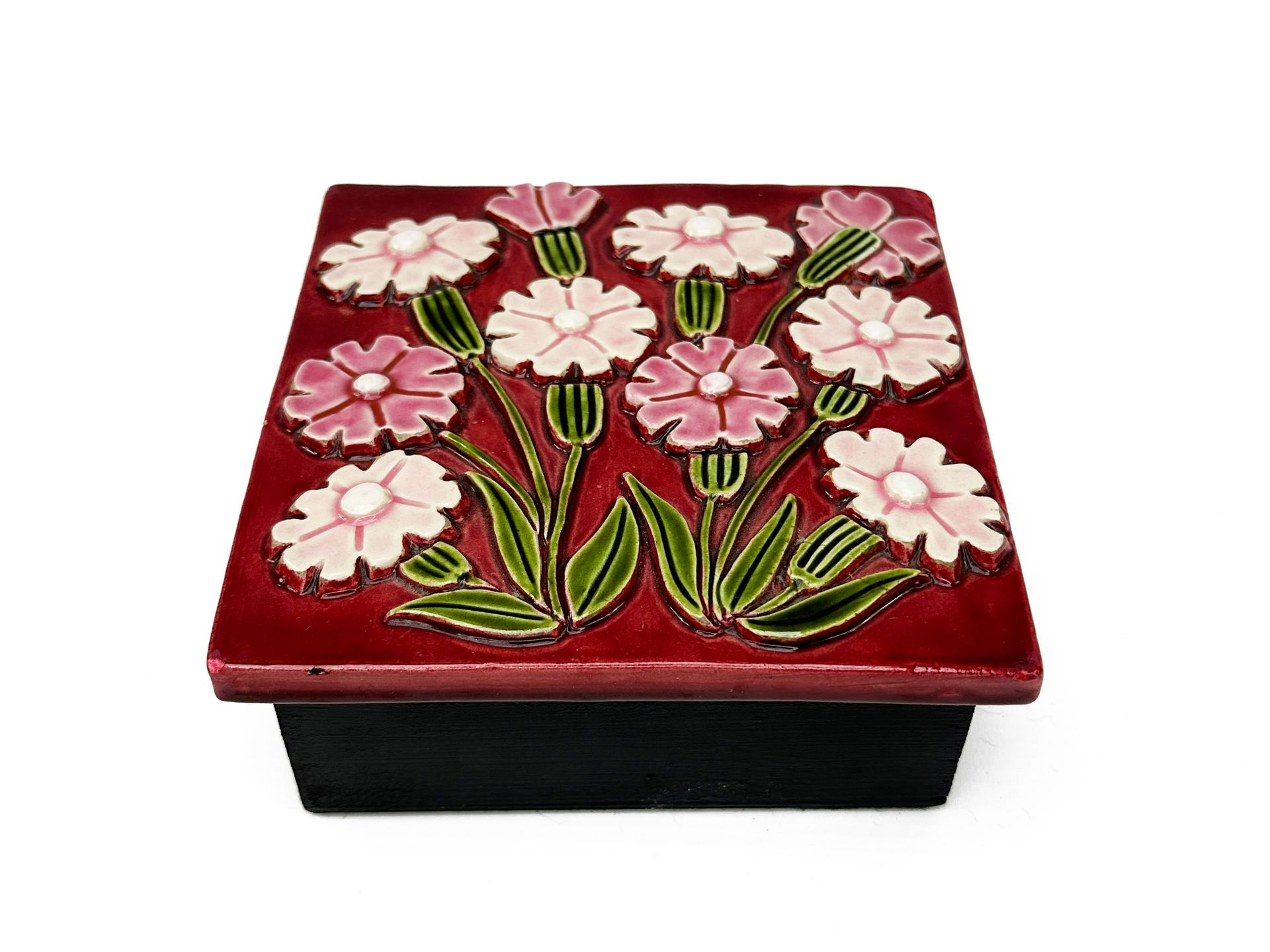Null 米特-埃斯佩尔特（1923-2020） 
饰有花朵的釉陶首饰盒，黑化木底座
5.5 x 14.5 x 14.5 厘米
小事故