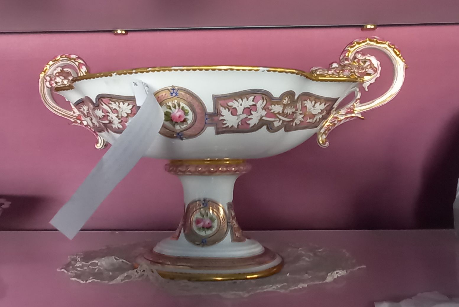 Null 
Coupe sur pied en porcelaine de Paris, les deux anses en volute, décor de &hellip;