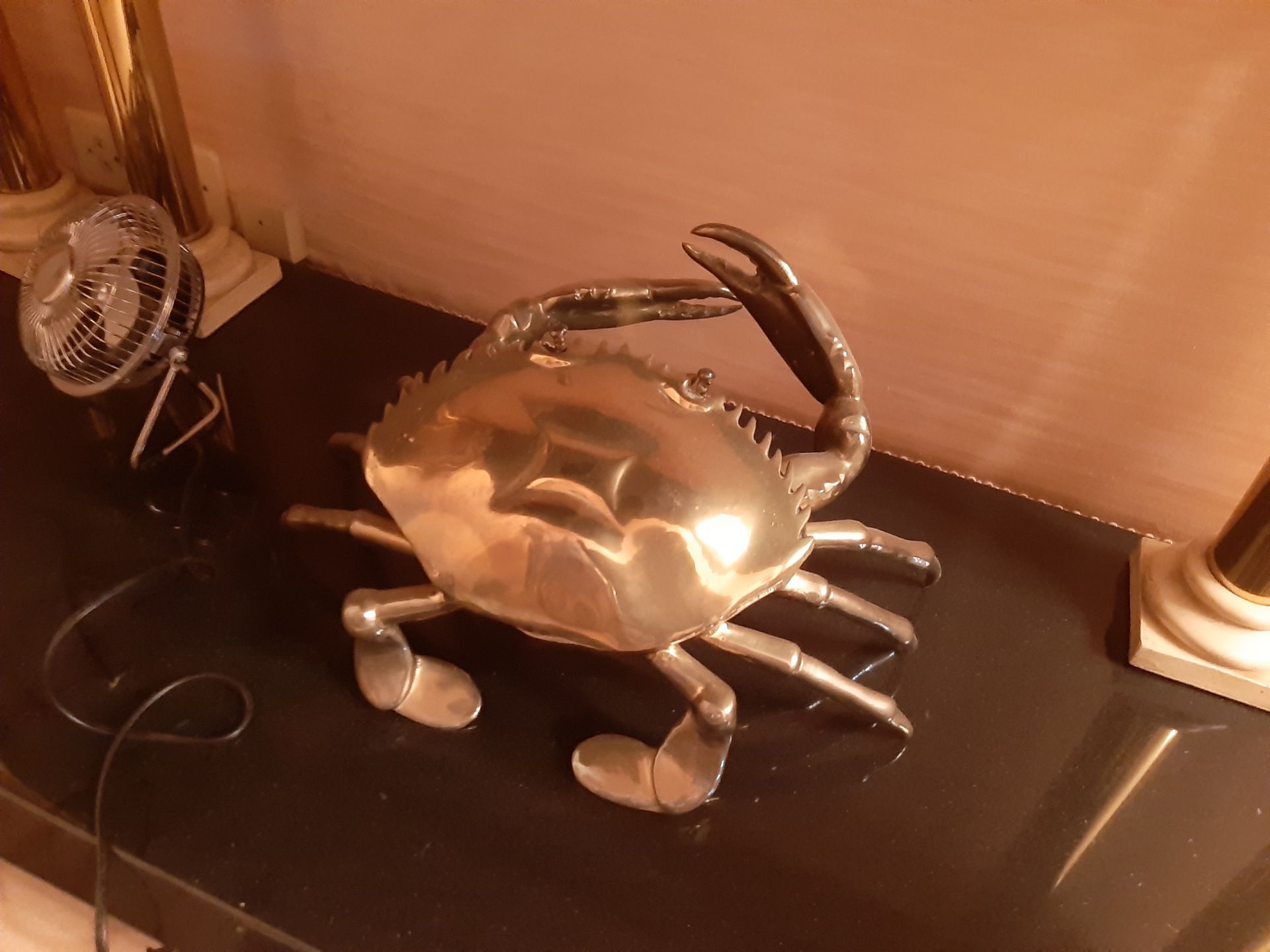 Null 
Brule parfum en bronze figurant un grand crabe, 

Coupe sur pied en métal &hellip;