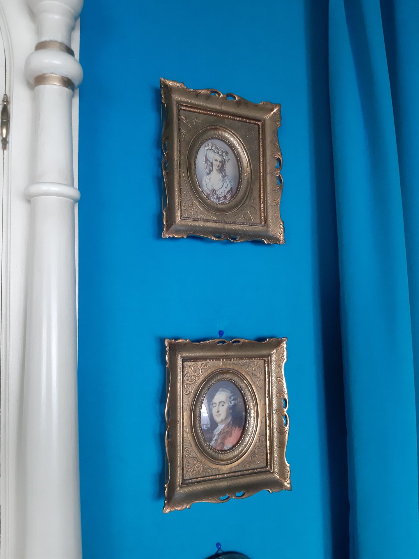 Null 
3 miniatures représentant Louis XVI, Marie-Antoinette, les cadres en bois &hellip;