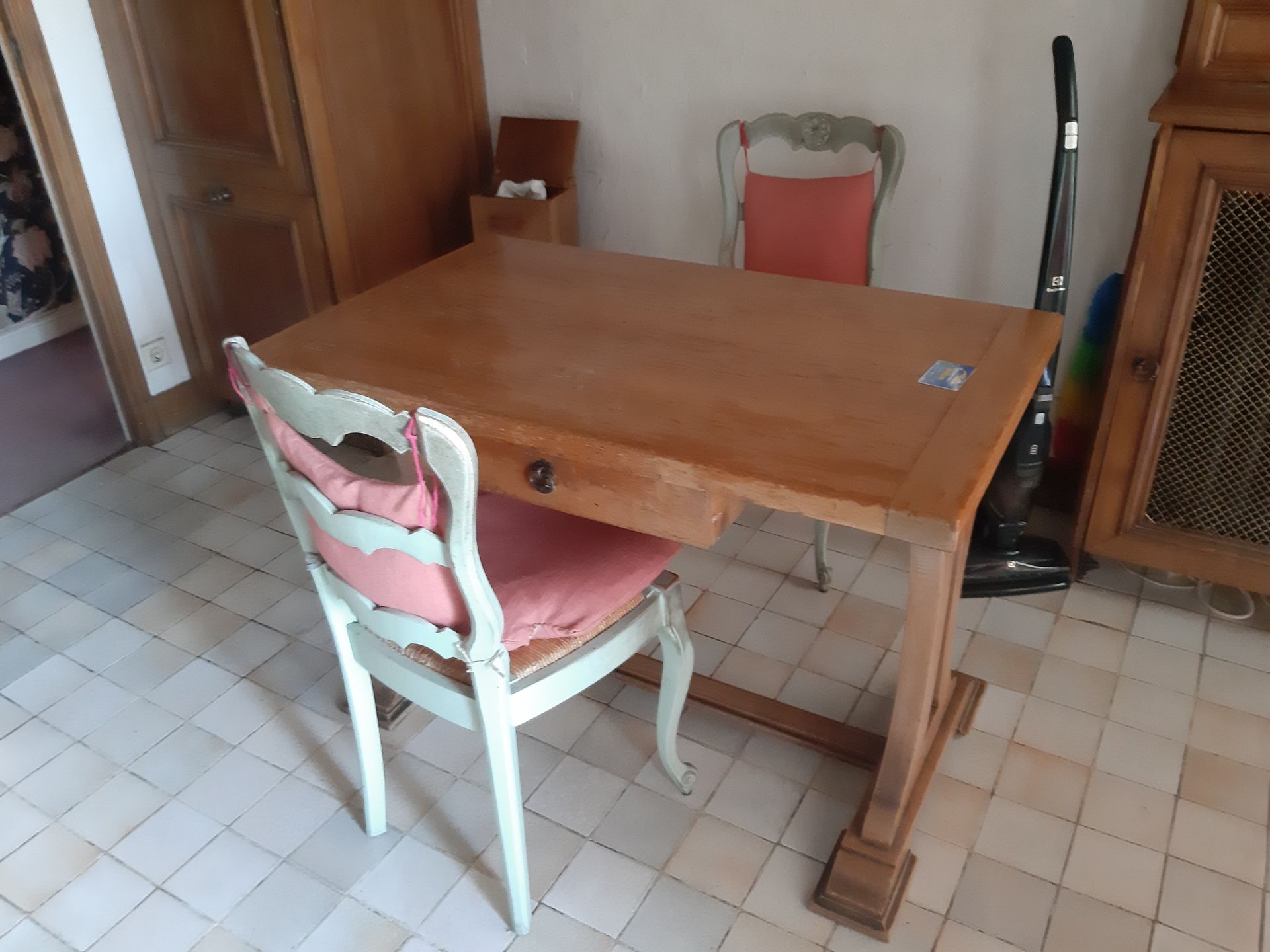 Null 
Table rectangulaire bois et deux chaises bois peint vert
