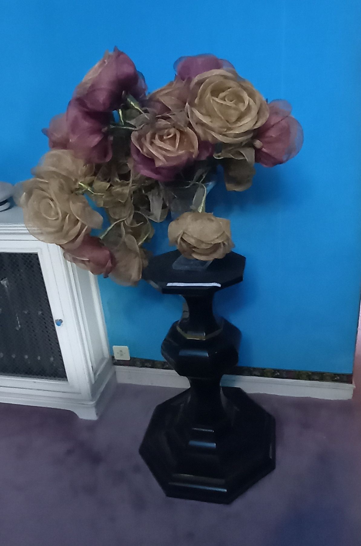 Null 
sellette en bois laqué noir et bouquet artificiel