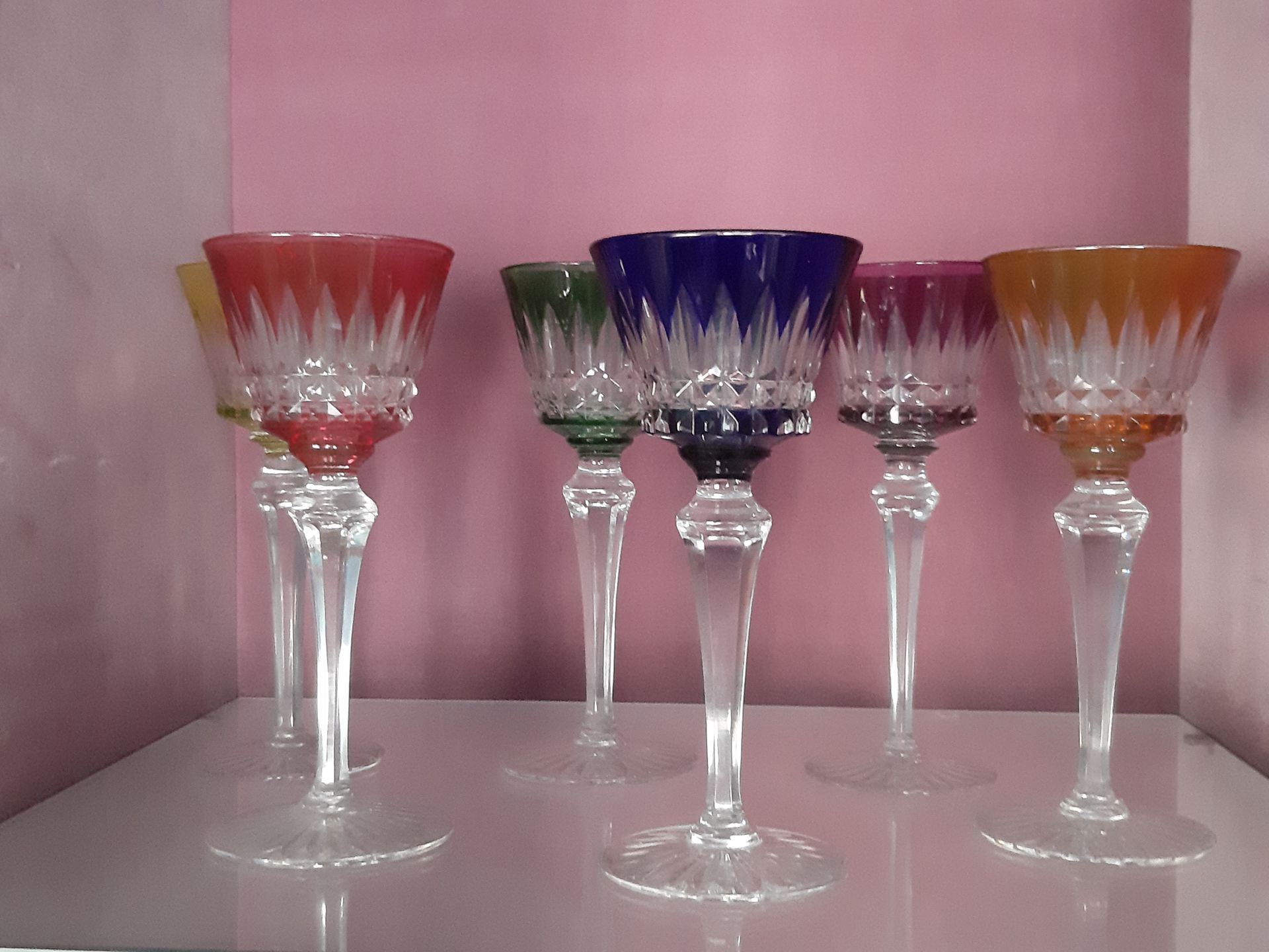 Null 
Baccarat. 6 verres à pieds en cristal, les coupes de 6 couleurs différente&hellip;