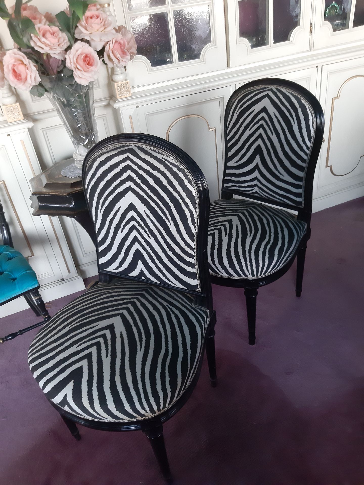 Null 
Paire de chaises en bois laqué noir, garnissage de tissu imprimé à l’imita&hellip;
