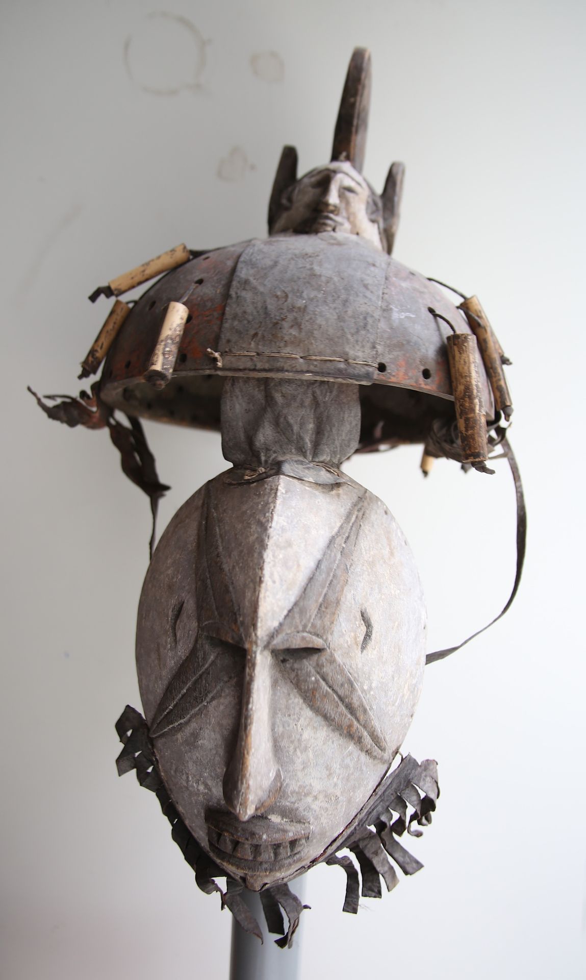 Null 
伊博语（尼日利亚）
女性mmwo（精神）agbogho（女人）面具，其头顶上有一个代表mmwo agbogho面具的三个徽章。木材、高岭土、卡拉巴什&hellip;