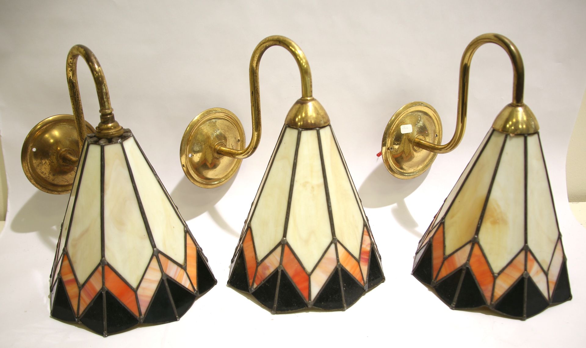 Null 
Drei Vintage-Wandleuchten, der Lampenschirm aus starken Kunststoffplatten &hellip;