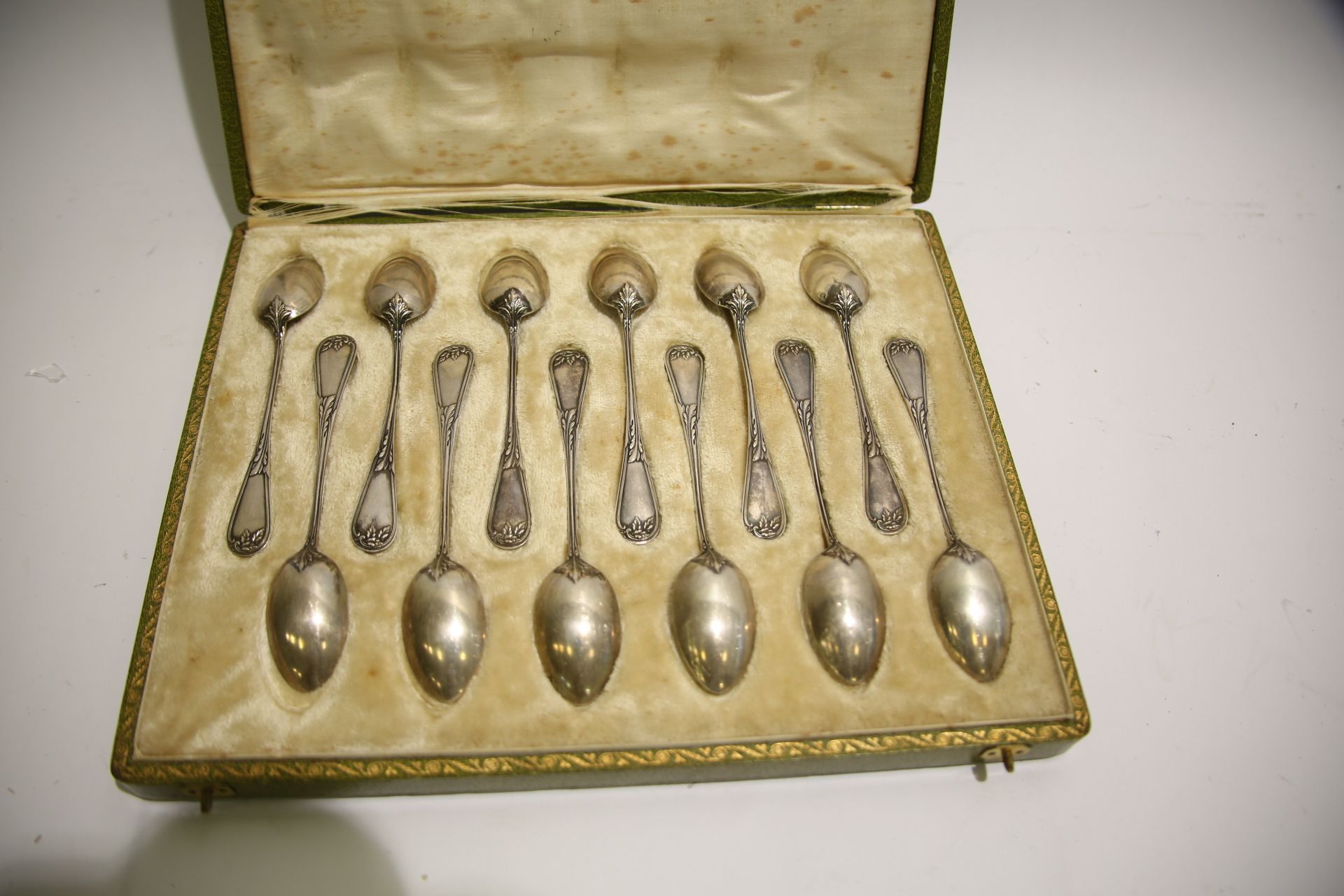 Null 
12 spoons in silver, in coffert. In rule.

Total weight : 195 g