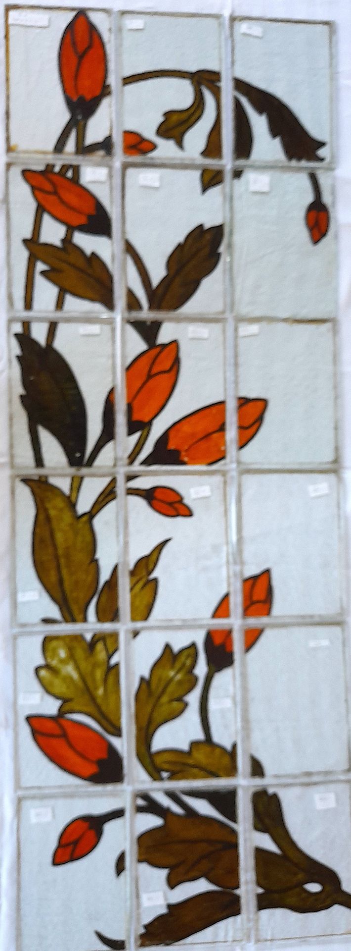 Null 
一对彩色玻璃窗，带有风格化的花卉图案，
 约1900年1920年
高167厘米，宽：60 厘米

昏暗的眼镜 200毫米 270毫米 大约18个眼镜
