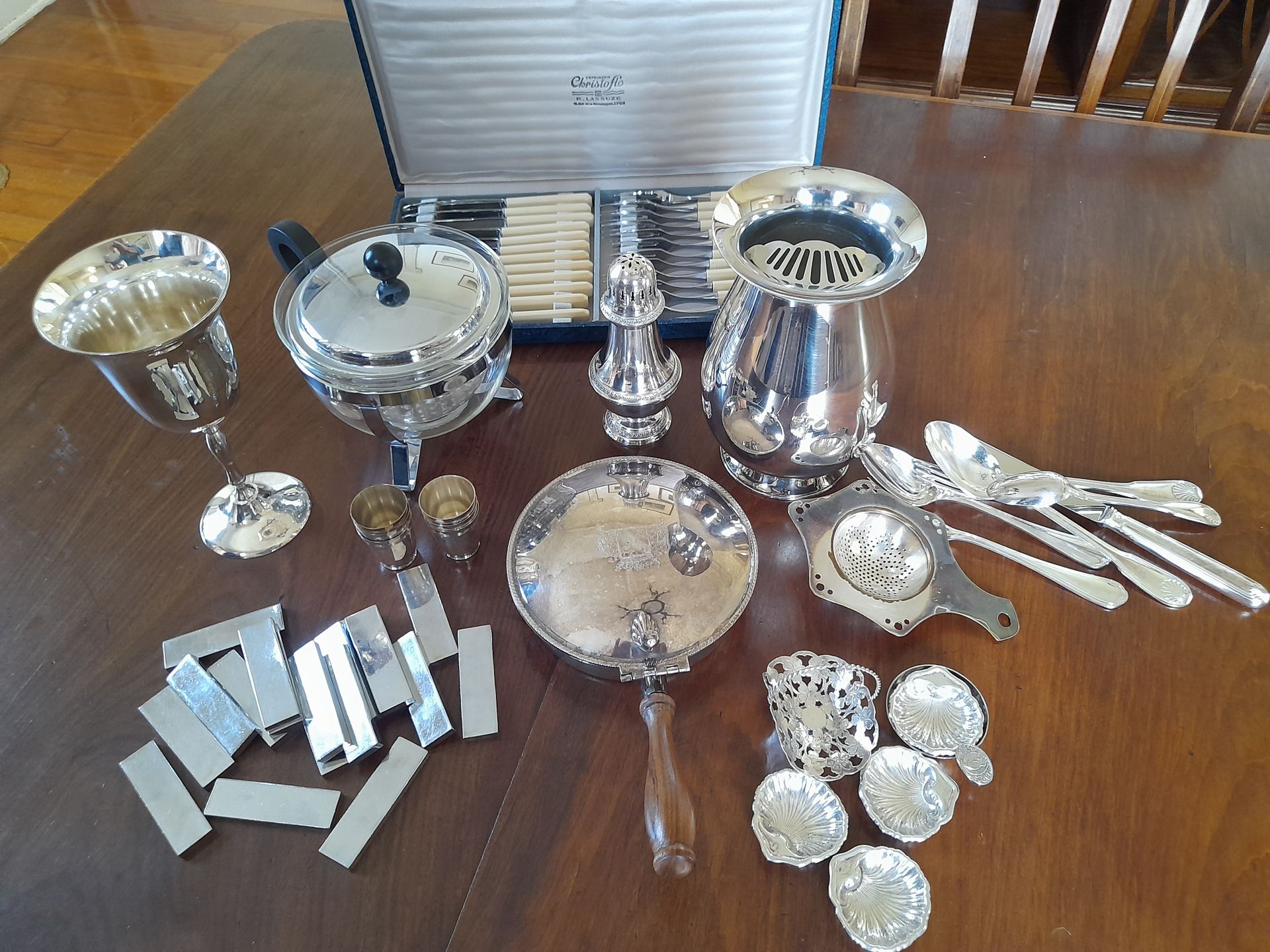 Null 
Lot accessoires de table en métal argenté, 
( porte couteaux, coupe sur pi&hellip;