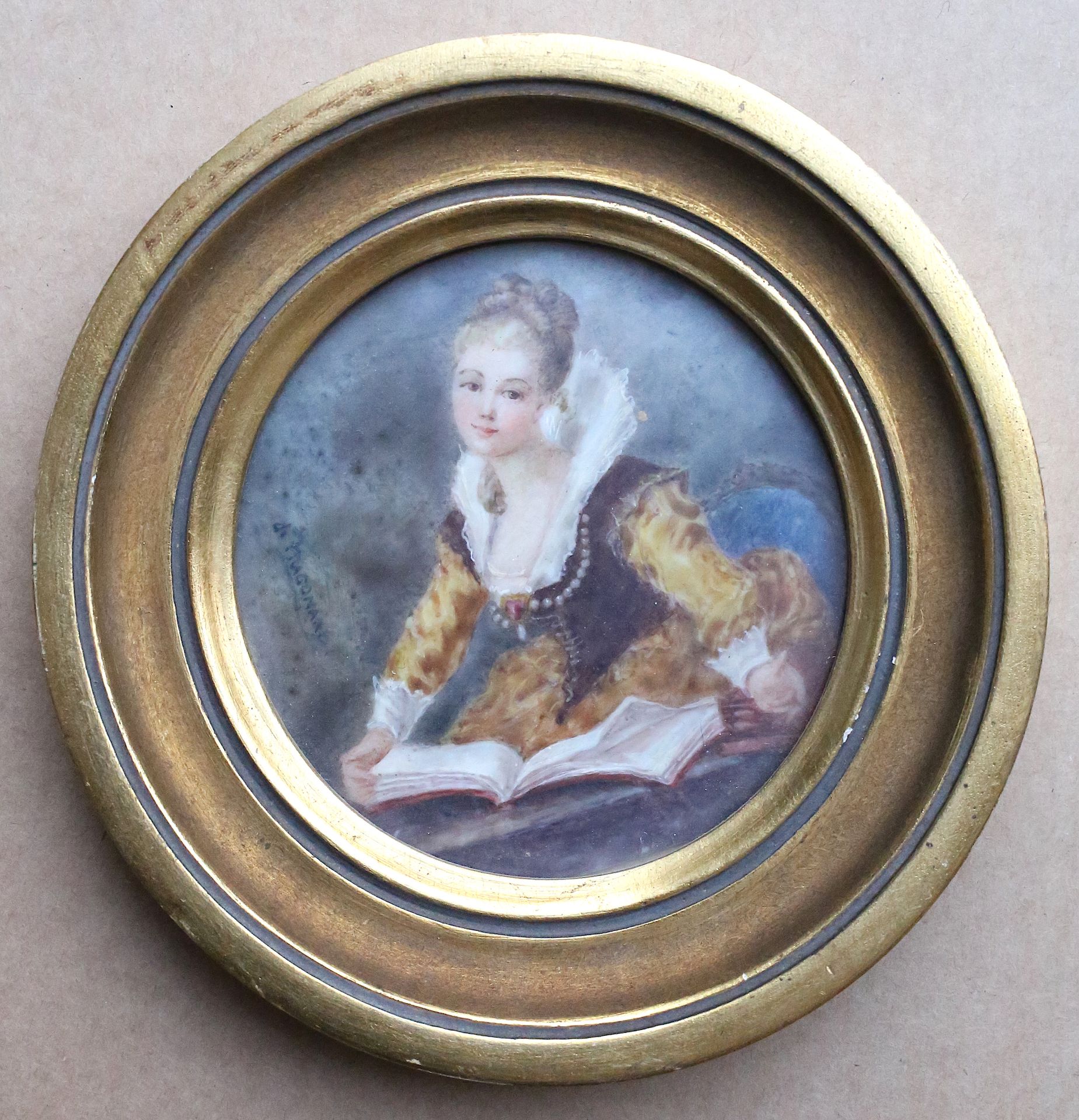 Null Miniature sur papier à vue ronde, signée Fragonard «  jeune fille en costum&hellip;