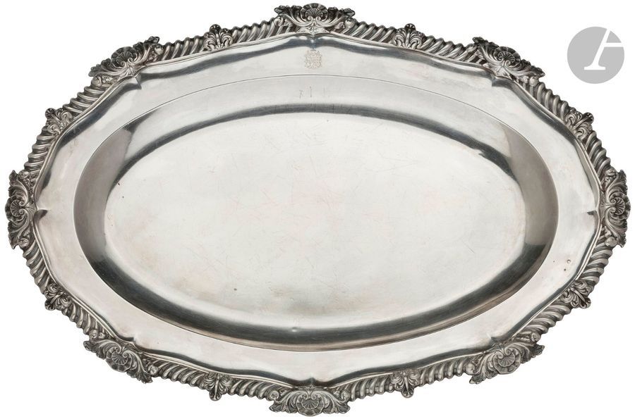 Null PARIS 1819 - 1838
Plat en argent de forme ovale semi-creux, mouluré de côte&hellip;