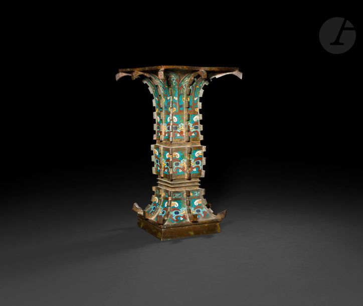 Null JAPON - Vers 1900
Vase gu en bronze et émaux cloisonnés polychromes à décor&hellip;