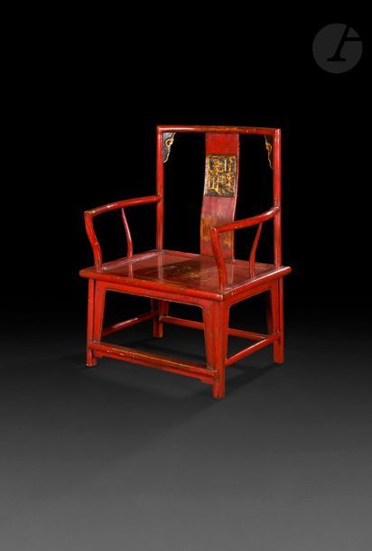 Null CHINE - XXe siècle
Fauteuil en bois laqué rouge à décor laqué or dans un pa&hellip;