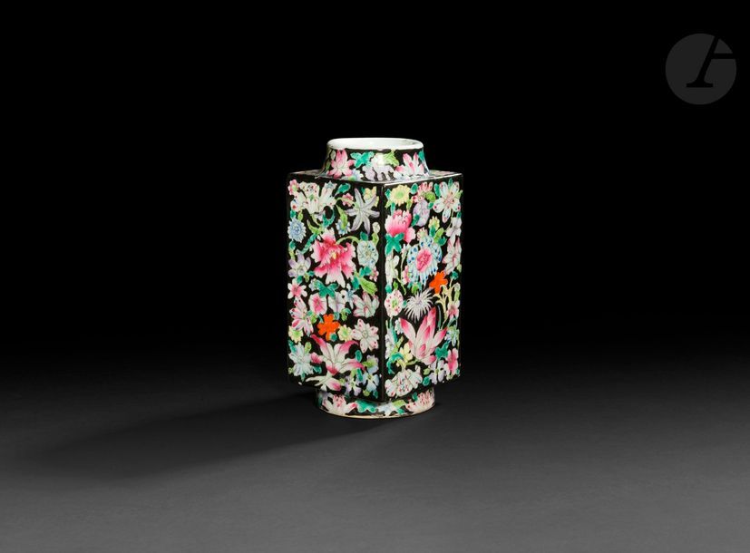Null CHINE - XXe siècle
Vase rectangulaire en porcelaine émaillée polychrome dan&hellip;