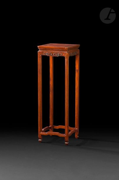 Null CHINE - XIXe siècle
Sellette en bois à entretoise carrée mouvementée, la ce&hellip;
