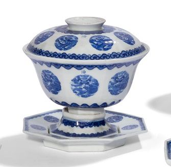 Null 中国为越南
一个八角形的瓷杯，盖在底座和盘子上，边缘有蓝釉龙纹和如意纹，标有"Thiêu Tri niên tao"，是Thiêu Tri统治时期制作&hellip;