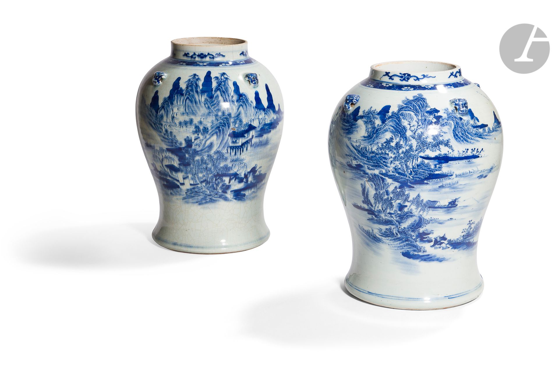 Null 两件青花装饰的瓷器栏杆壶，中国，19世纪--
一件是裂纹瓷器，装饰有湖泊和山地风景中的亭子，上面有云、岩石和树木，四个字说明了四个高贵的职业：樵夫、渔&hellip;