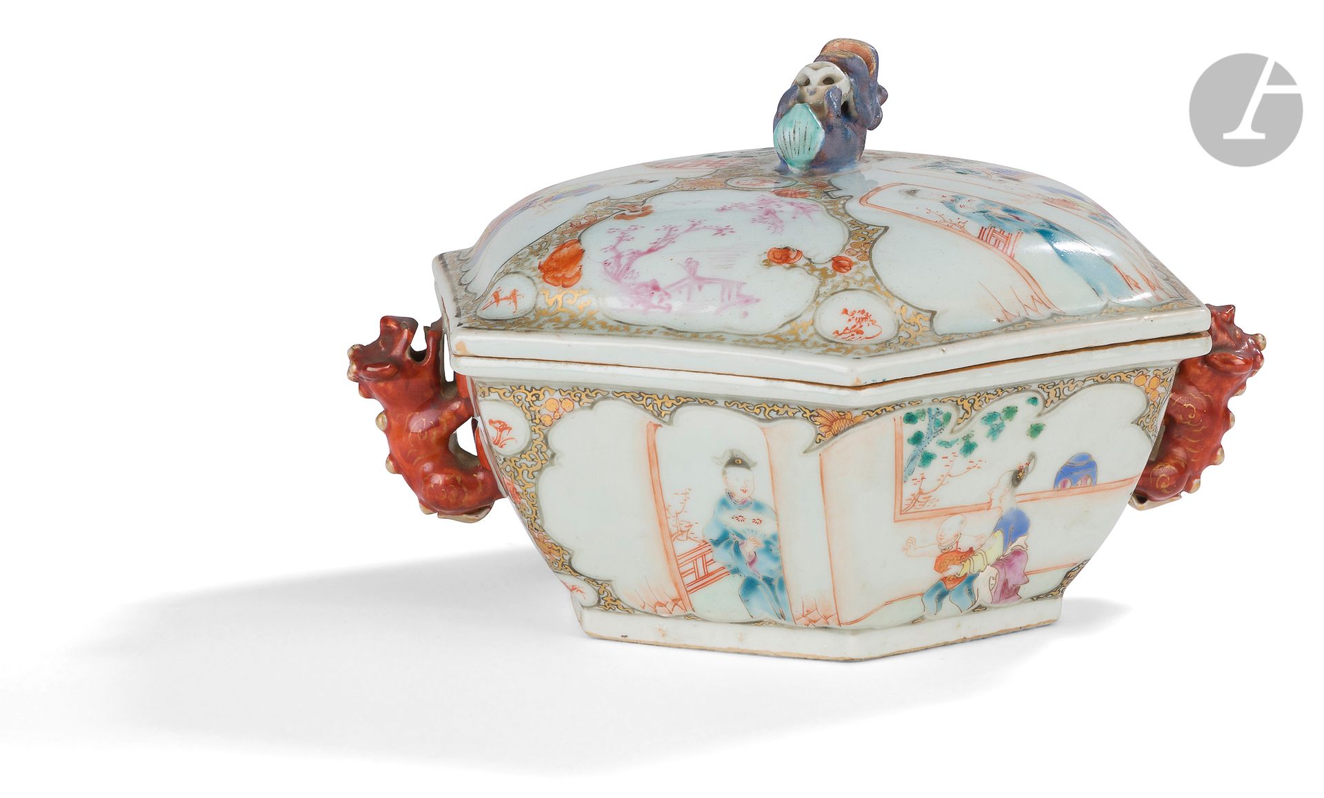 Null 一个六角形的小瓷碗和它的盖子，中国，印度公司，18世纪
一个多色的人物和儿童的储备装饰与粉红色的深褐色的风景交替，储备的边缘是金色的花卉和风格化
的叶&hellip;