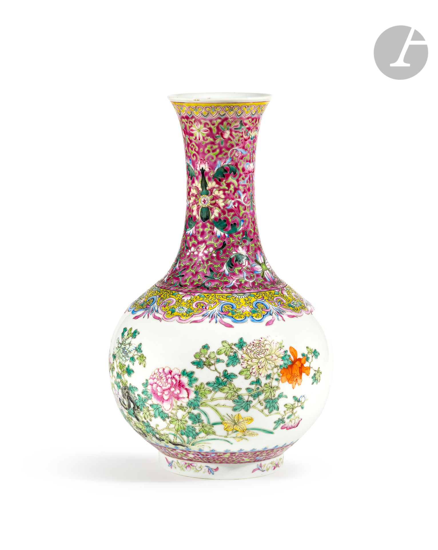 Null Un vaso shangping di porcellana smaltata policroma bianca, Cina, XX secoloI&hellip;