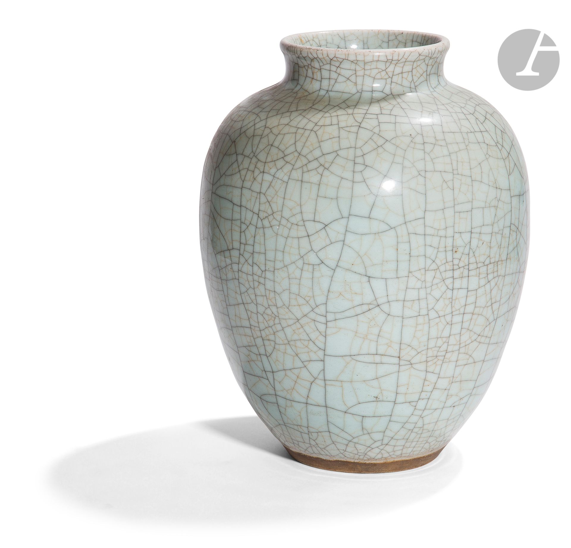 Null 青瓷裂纹瓷瓶，中国，19世纪具有
青瓷裂纹釉的十里屯形式的
瓷器。
底部为未上釉的棕色饼干。
高度：35厘米