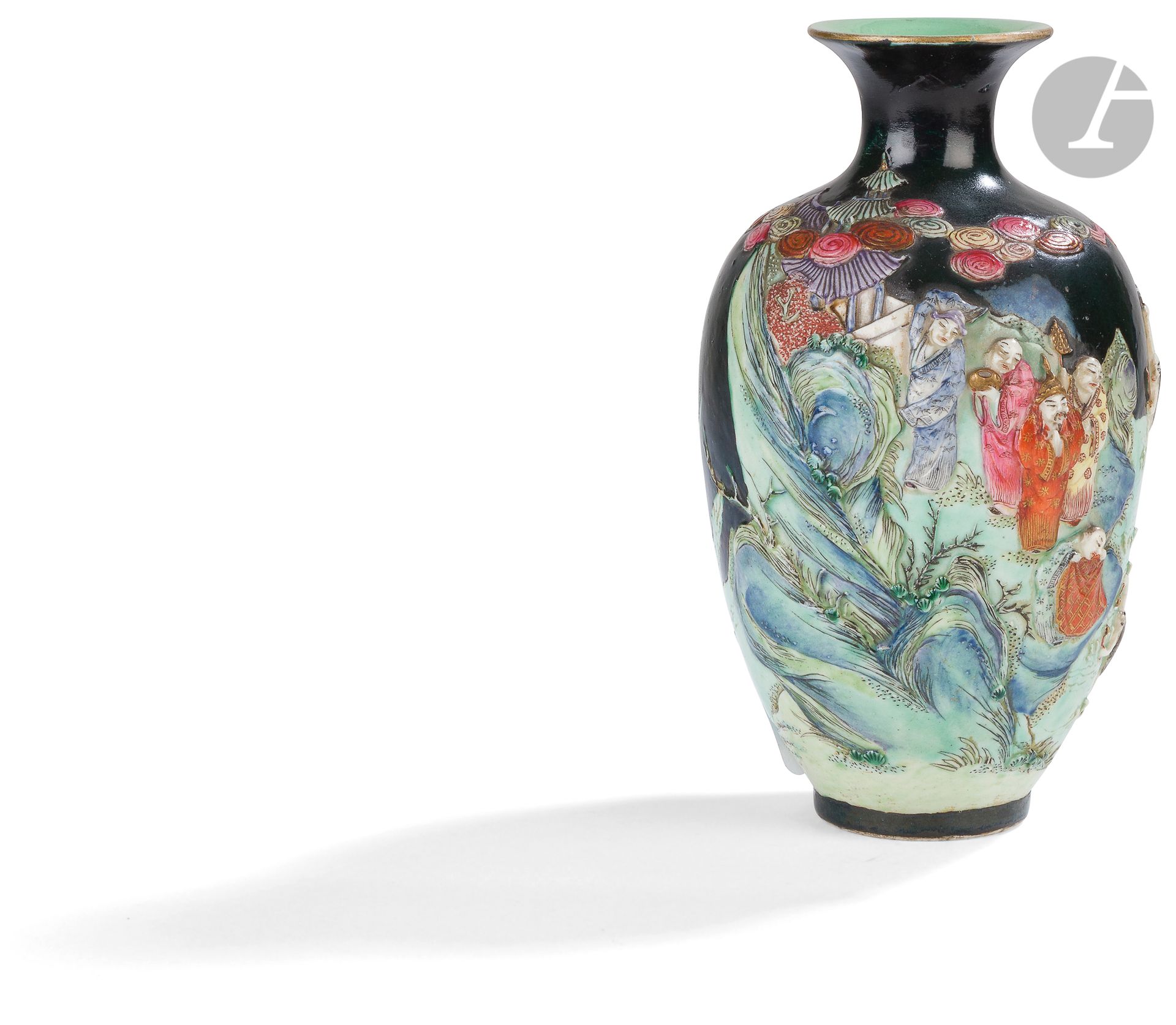 Null 喇叭形小瓷瓶，颈部有成型的装饰，中国，19
世纪
上半叶
黑底彩绘图案，说明唐代民间故事《白蛇传》中著名的情节，即金山寺的水灾
。

高度：13
厘米&hellip;