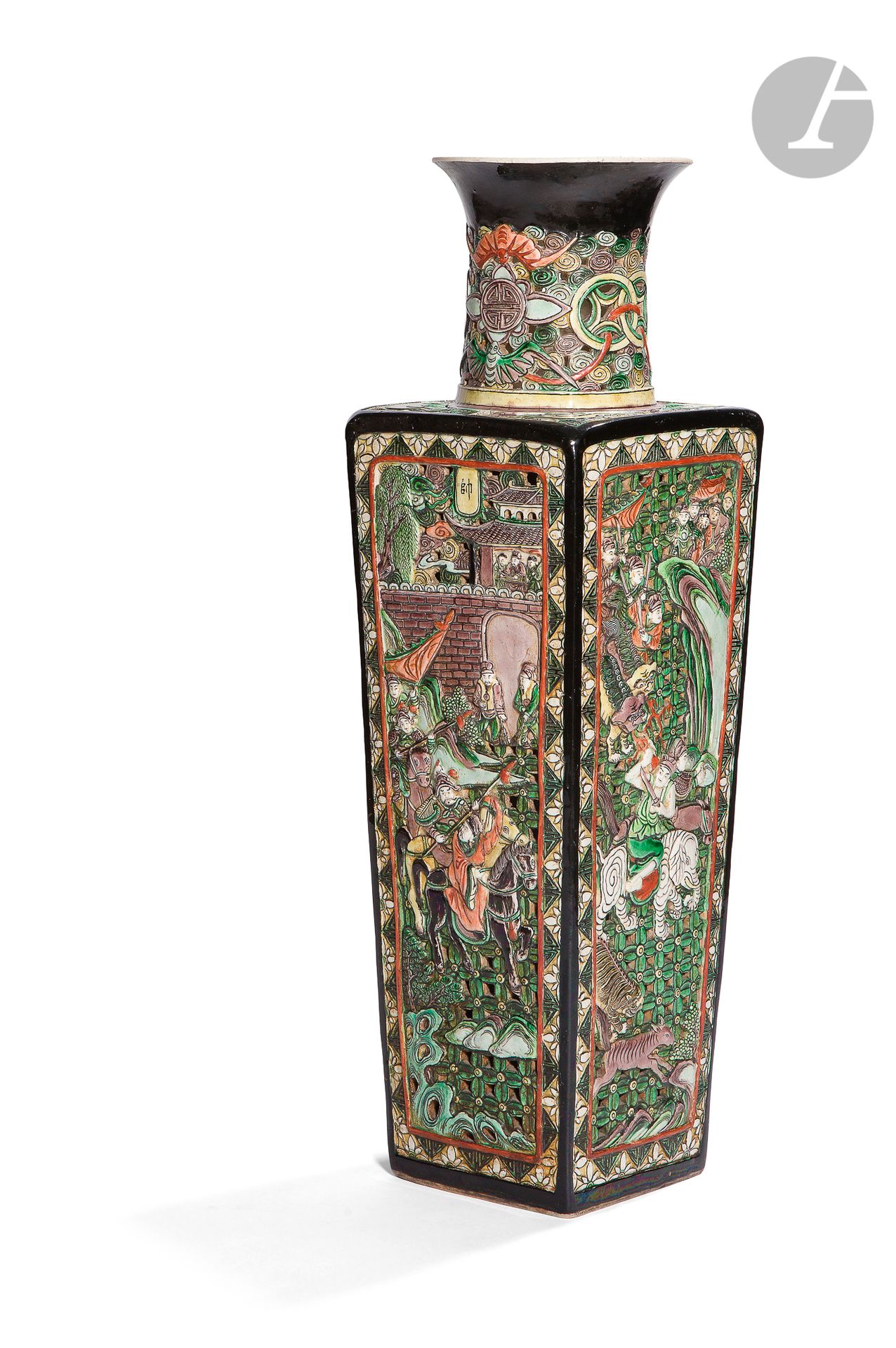 Null Vase quadrangulaire réticulé en porcelaine émaillée dans le style de la fam&hellip;