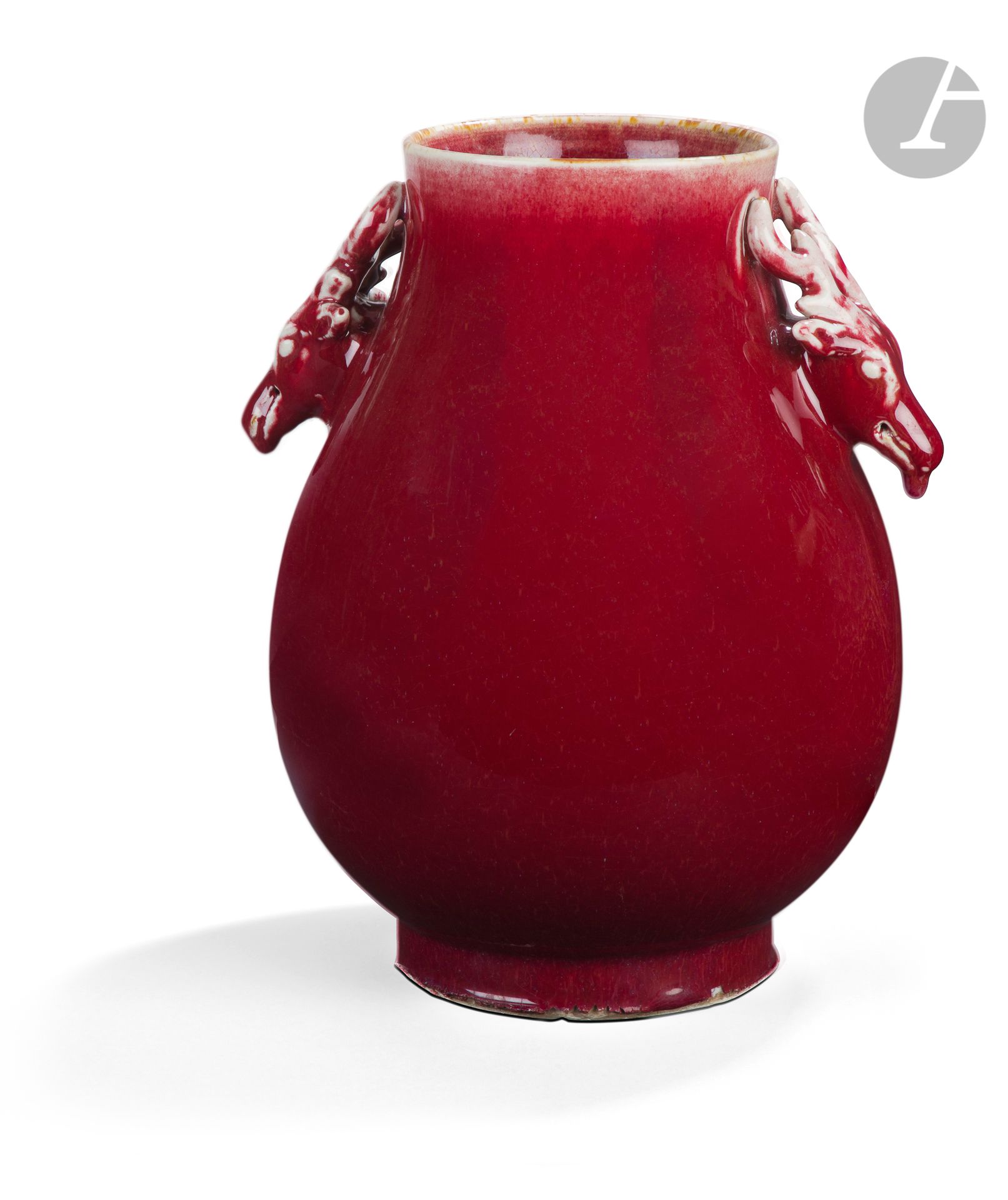 Null 牛血色珐琅彩瓷百禄尊花瓶，中国，19世纪末-20世纪初覆盖着
厚厚的牛血色珐琅彩红釉，两边各有一个鹿头把手的装饰
。
底部涂有裂纹的奶油釉。
高度：2&hellip;